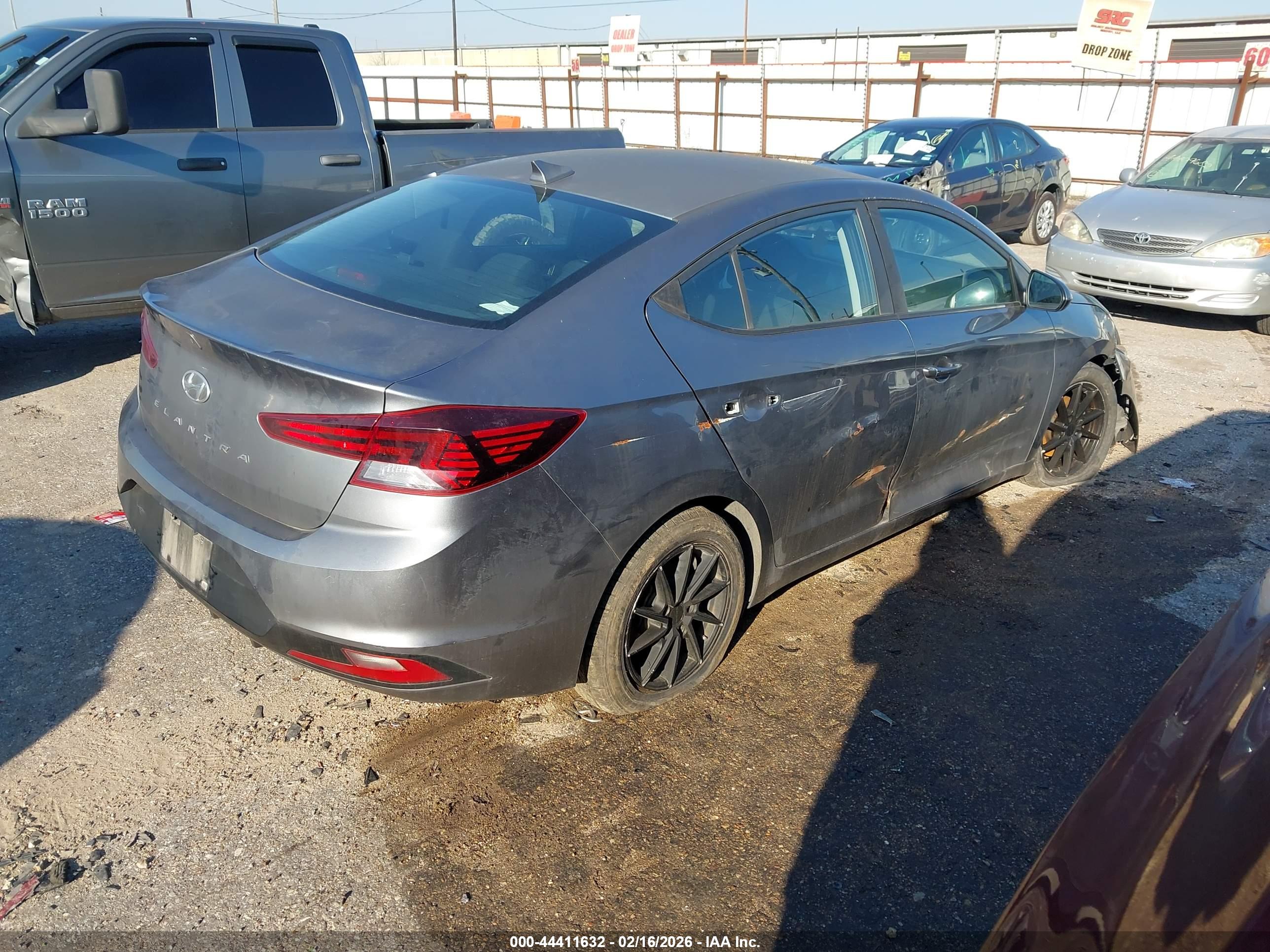 HYUNDAI ELANTRA image 4