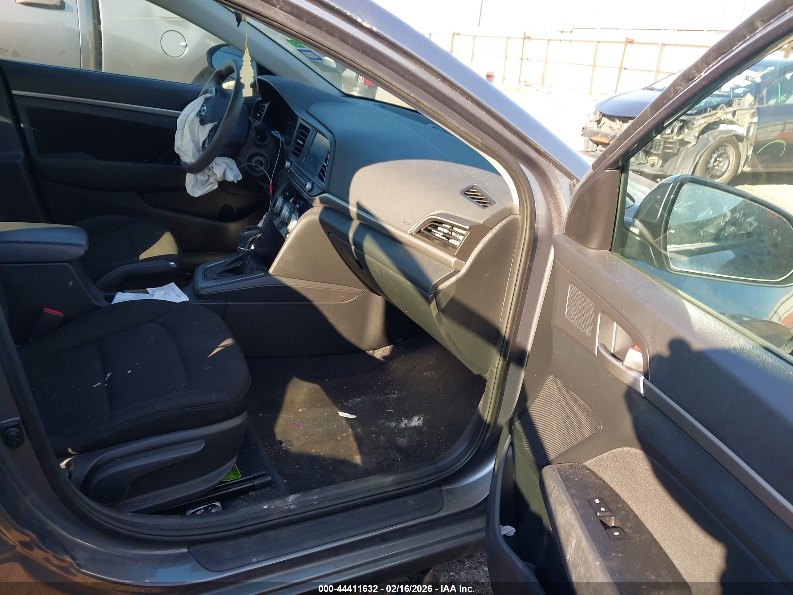 HYUNDAI ELANTRA image 5
