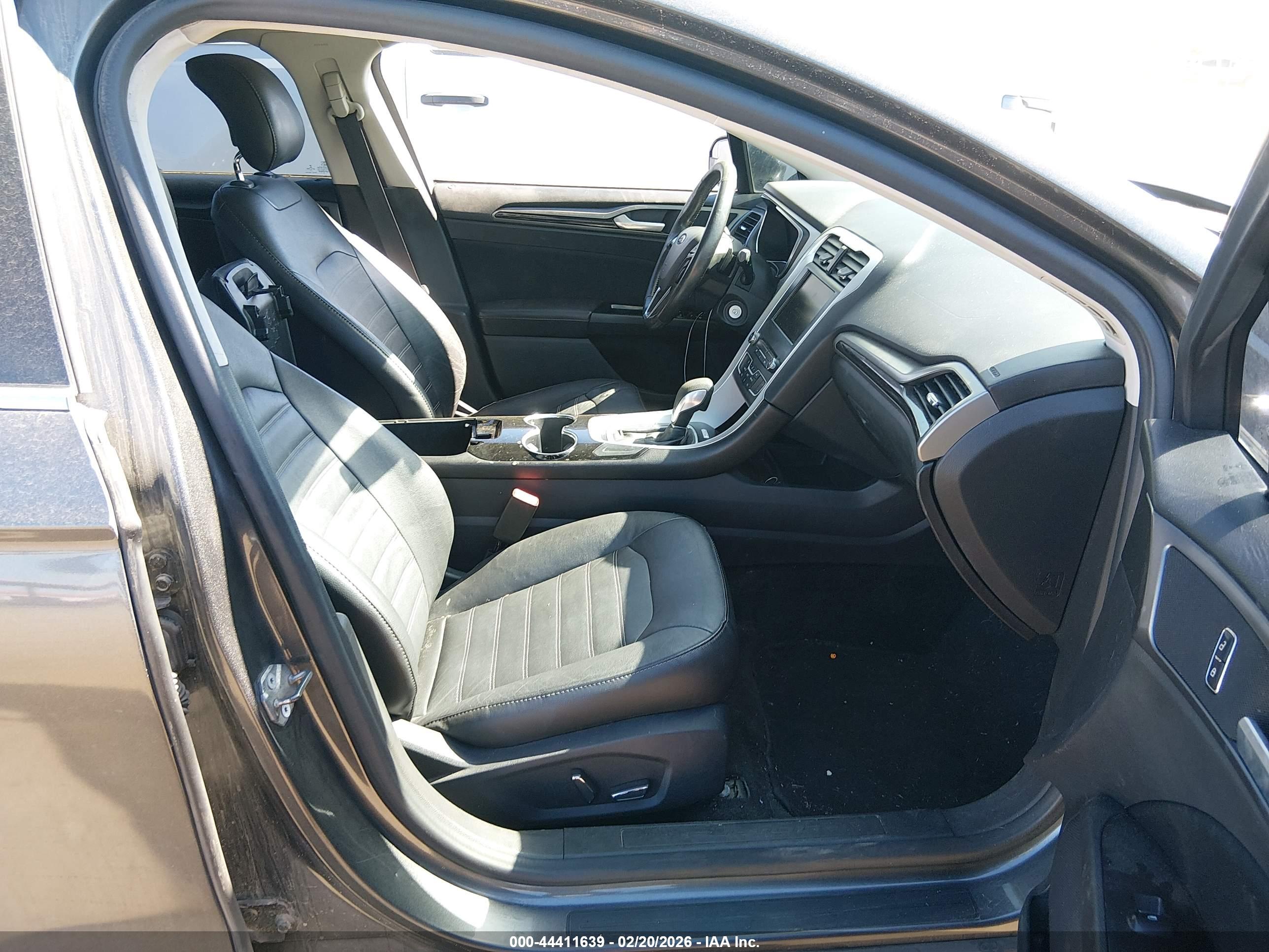 FORD FUSION image 5