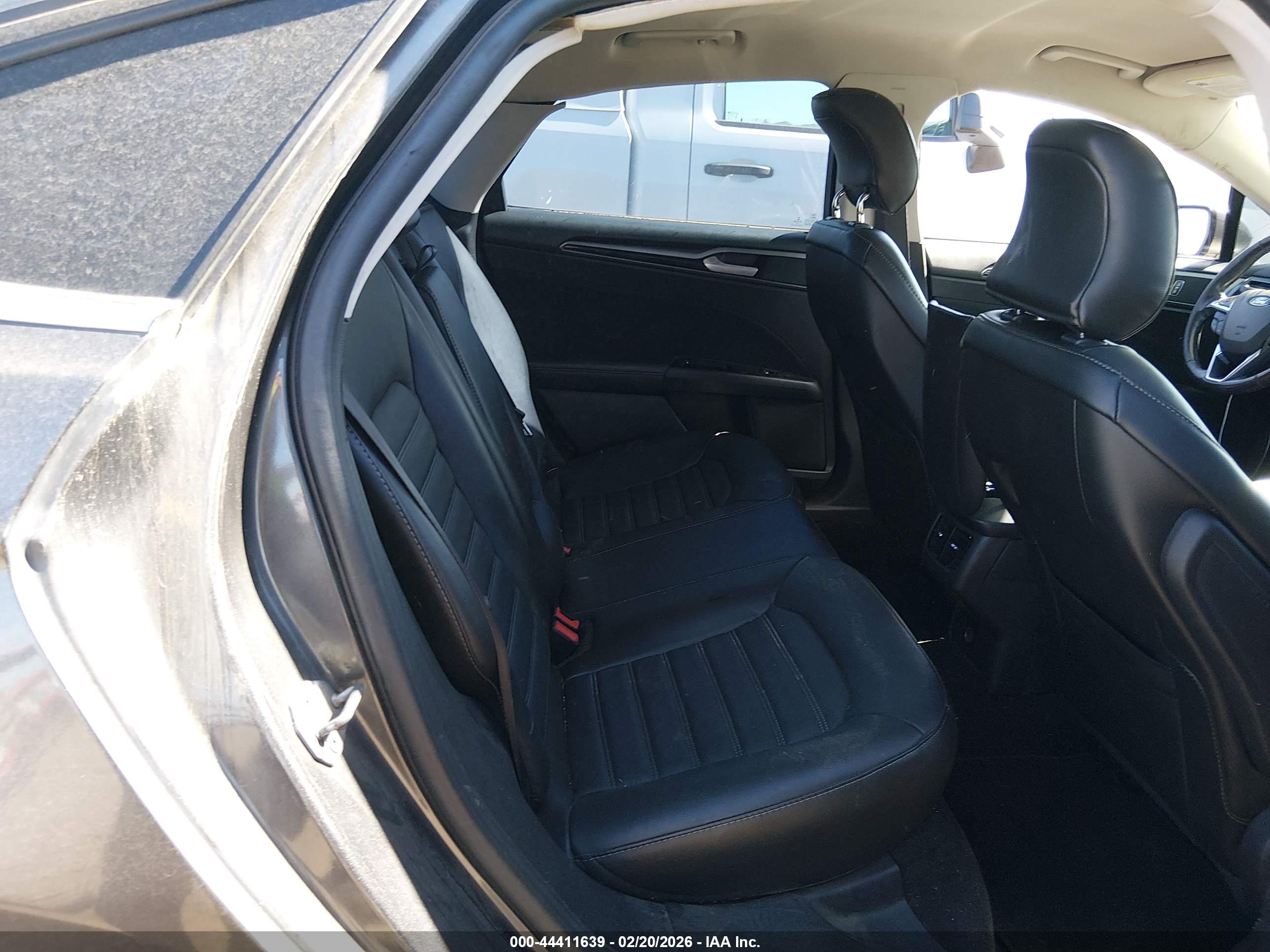 FORD FUSION image 8