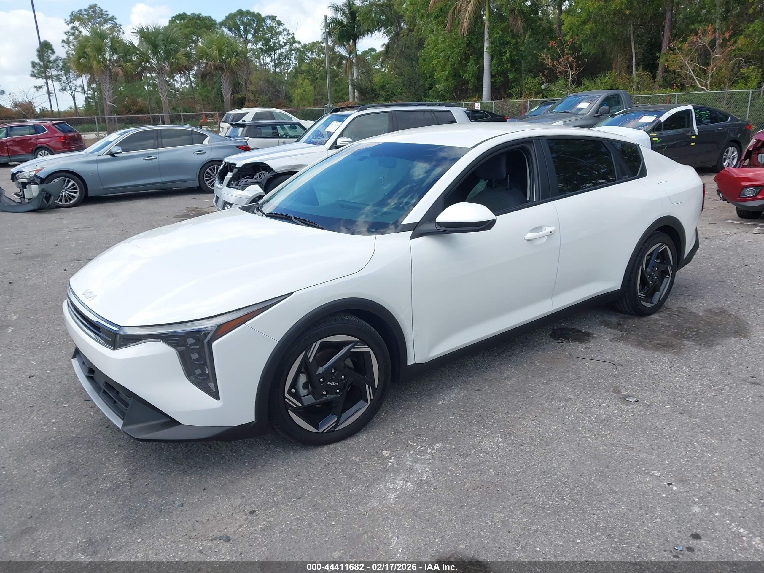 KIA K4 image 2