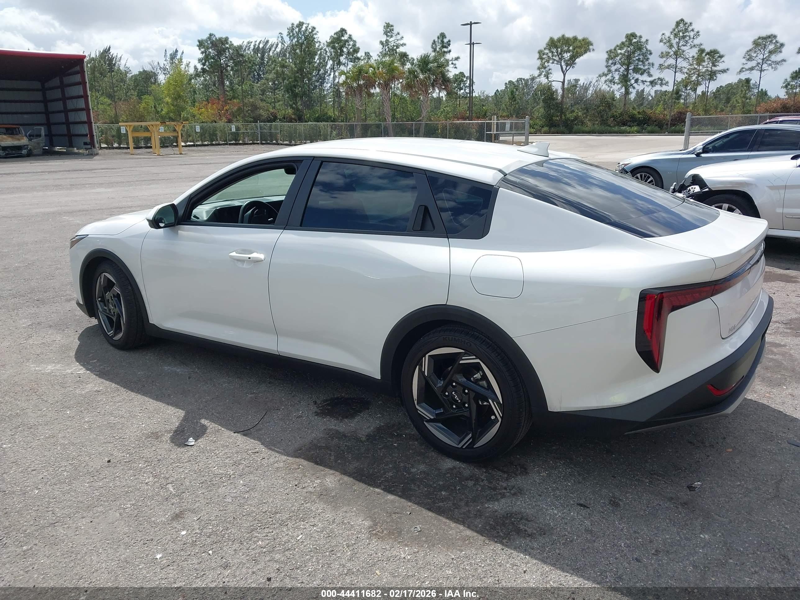 KIA K4 image 3