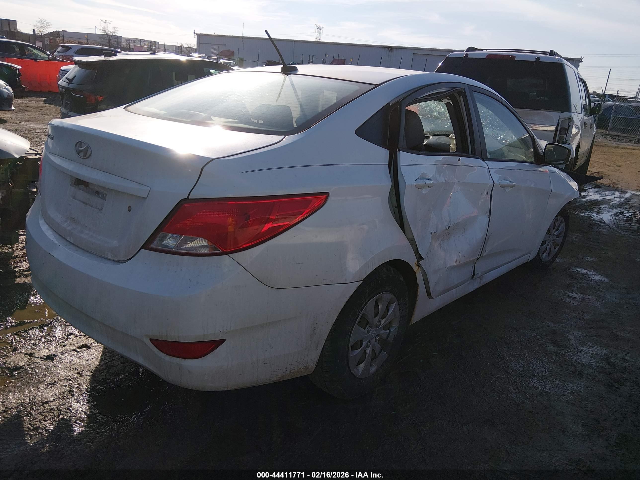 HYUNDAI ACCENT image 4