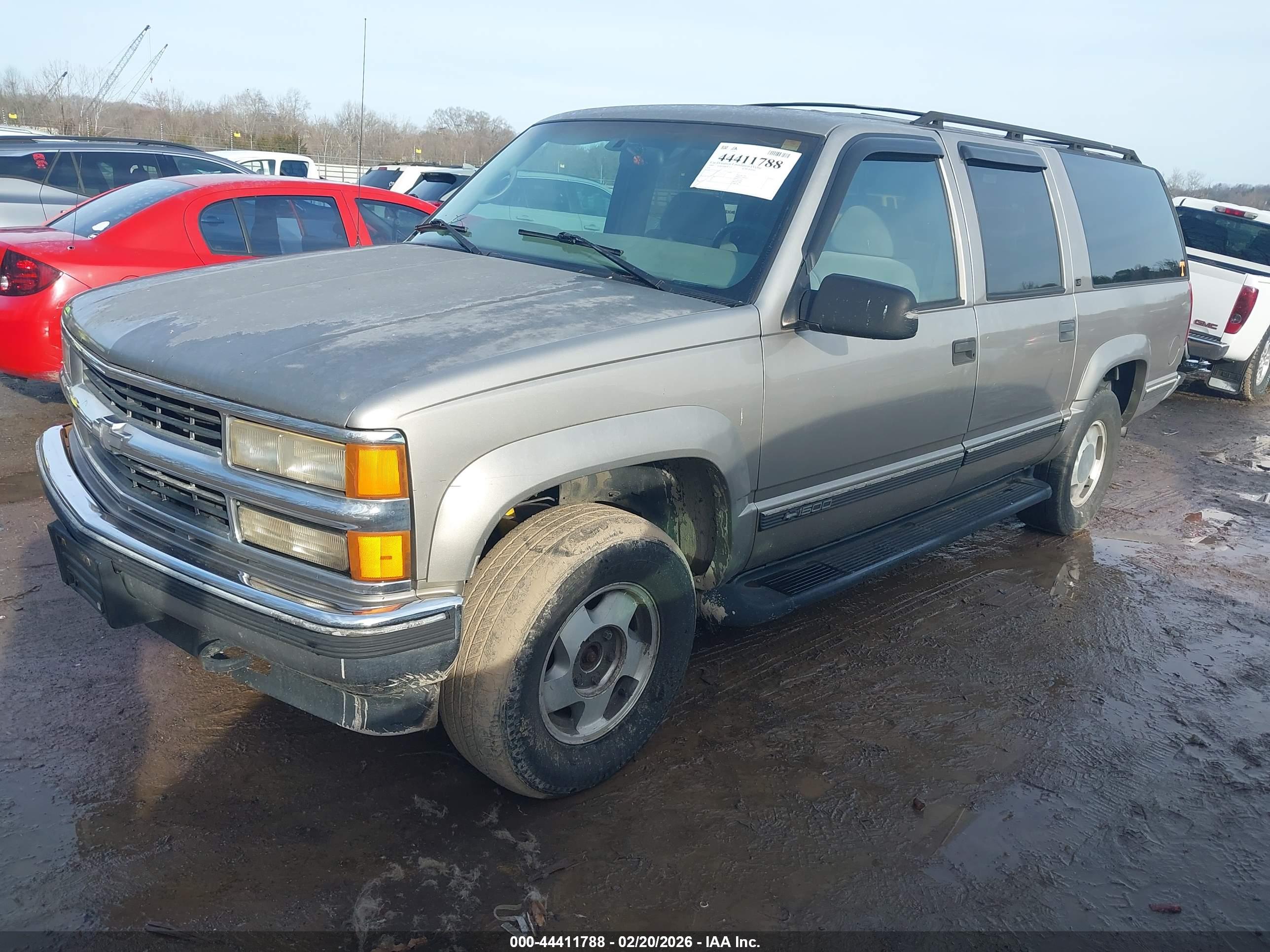 CHEVROLET SUBURBAN image 2