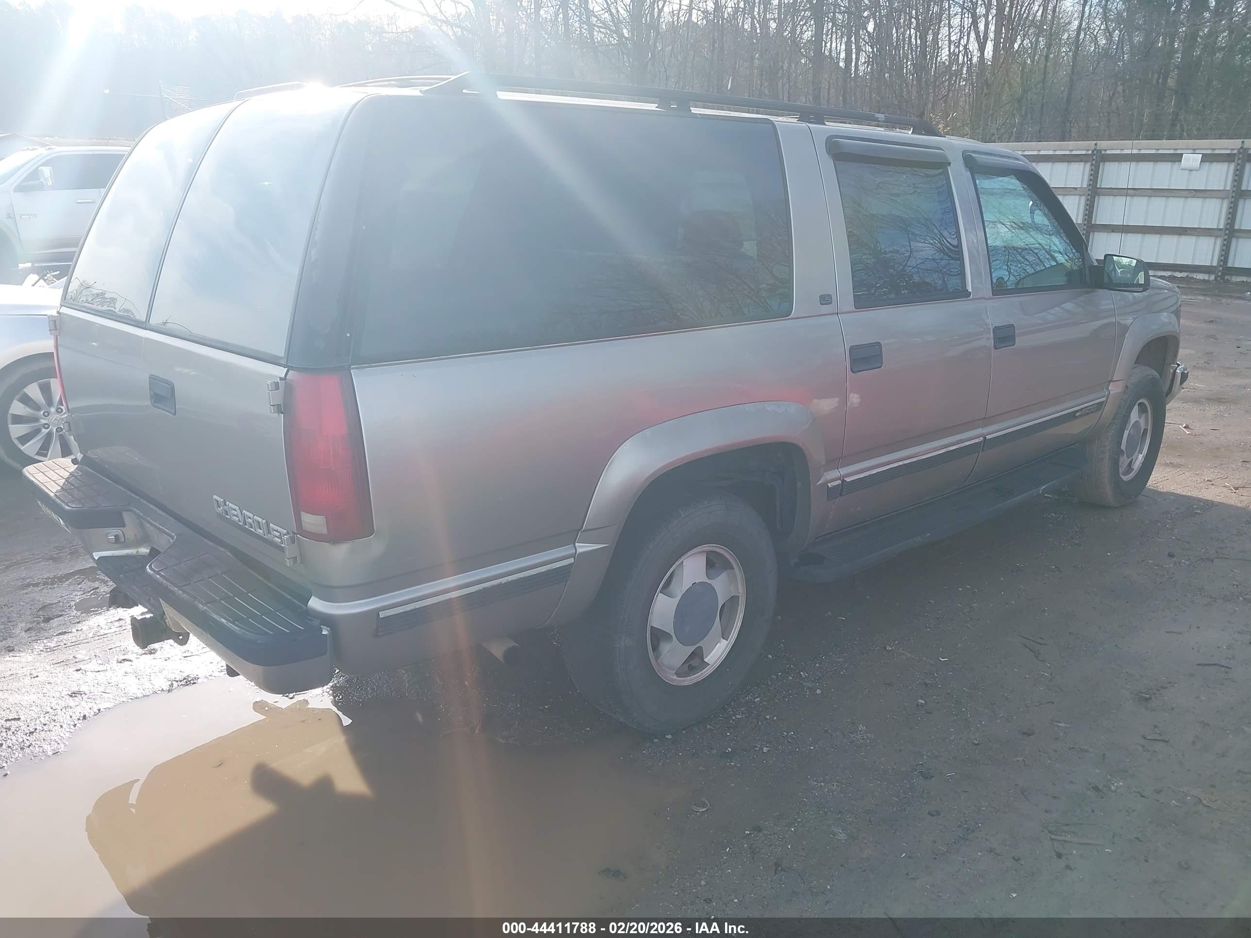 CHEVROLET SUBURBAN image 4
