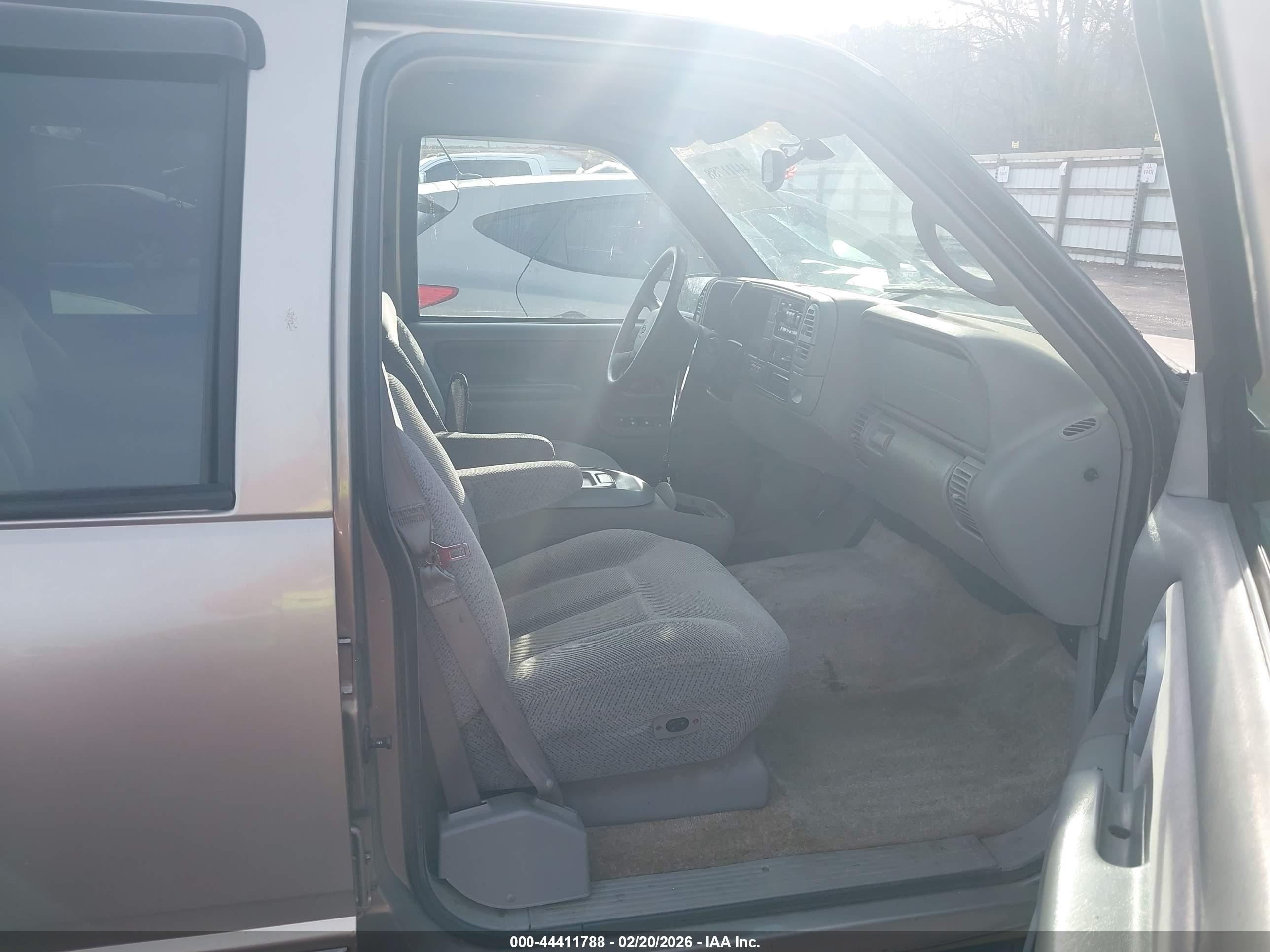 CHEVROLET SUBURBAN image 5
