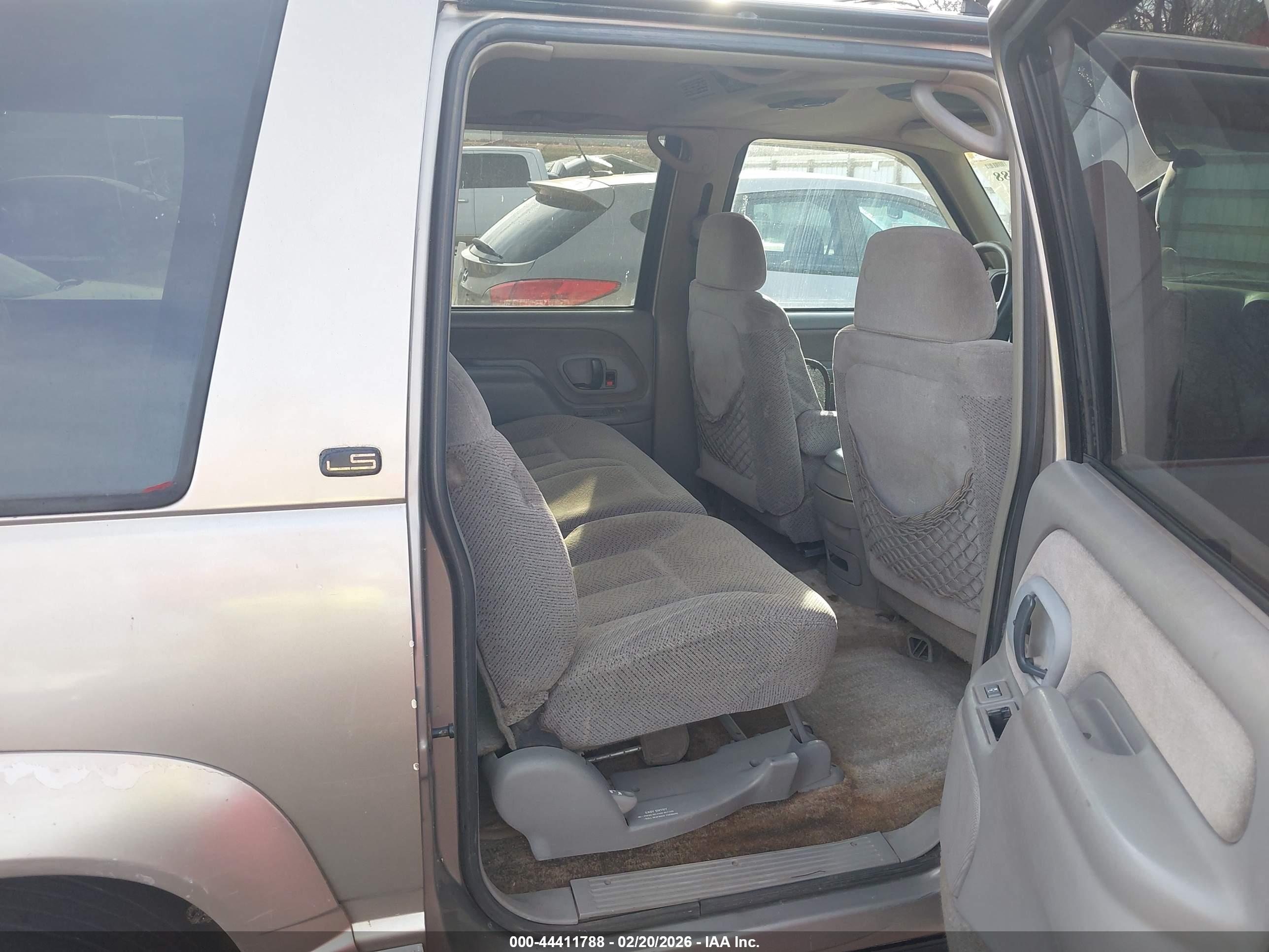 CHEVROLET SUBURBAN image 8