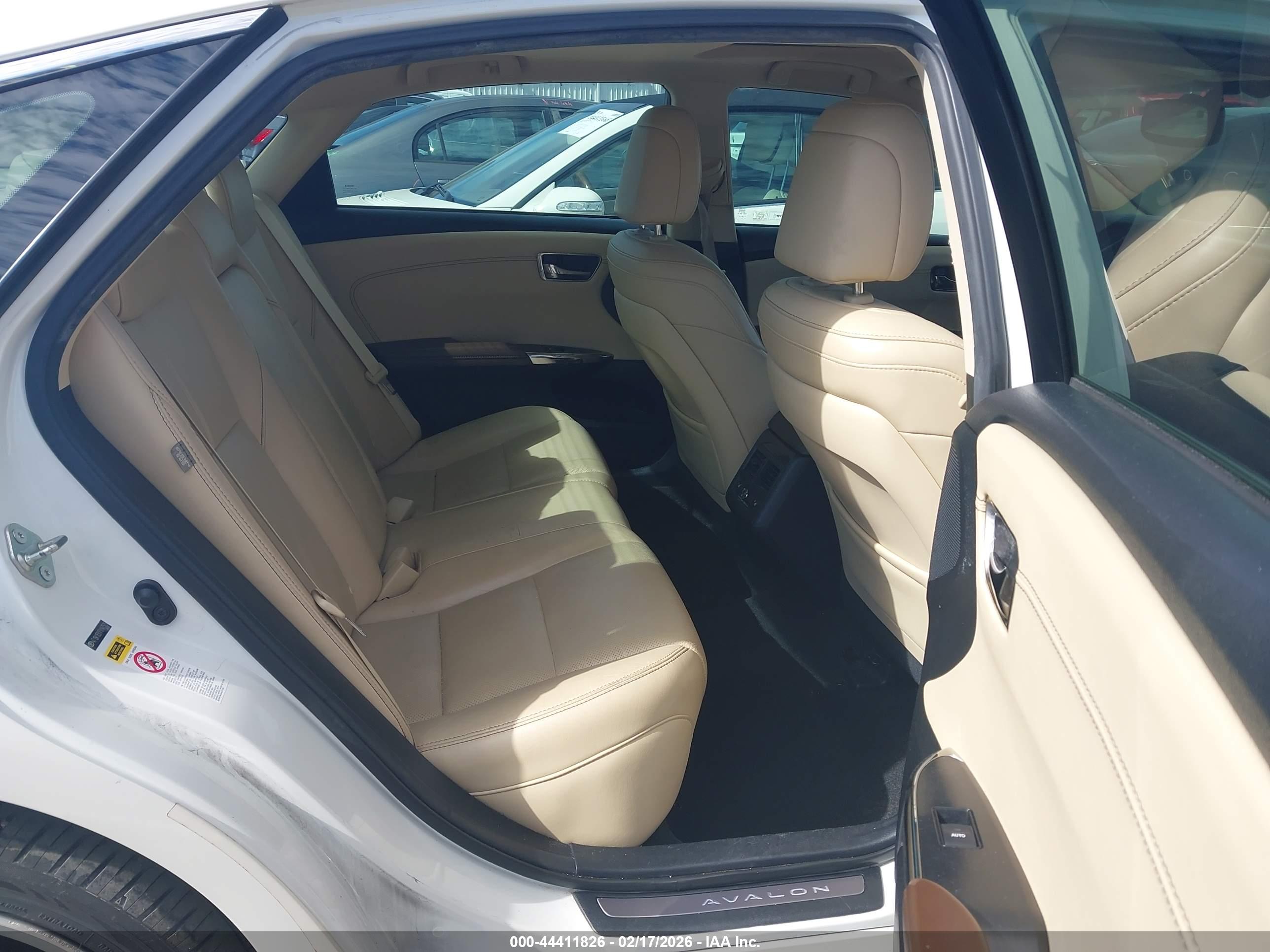 TOYOTA AVALON image 8