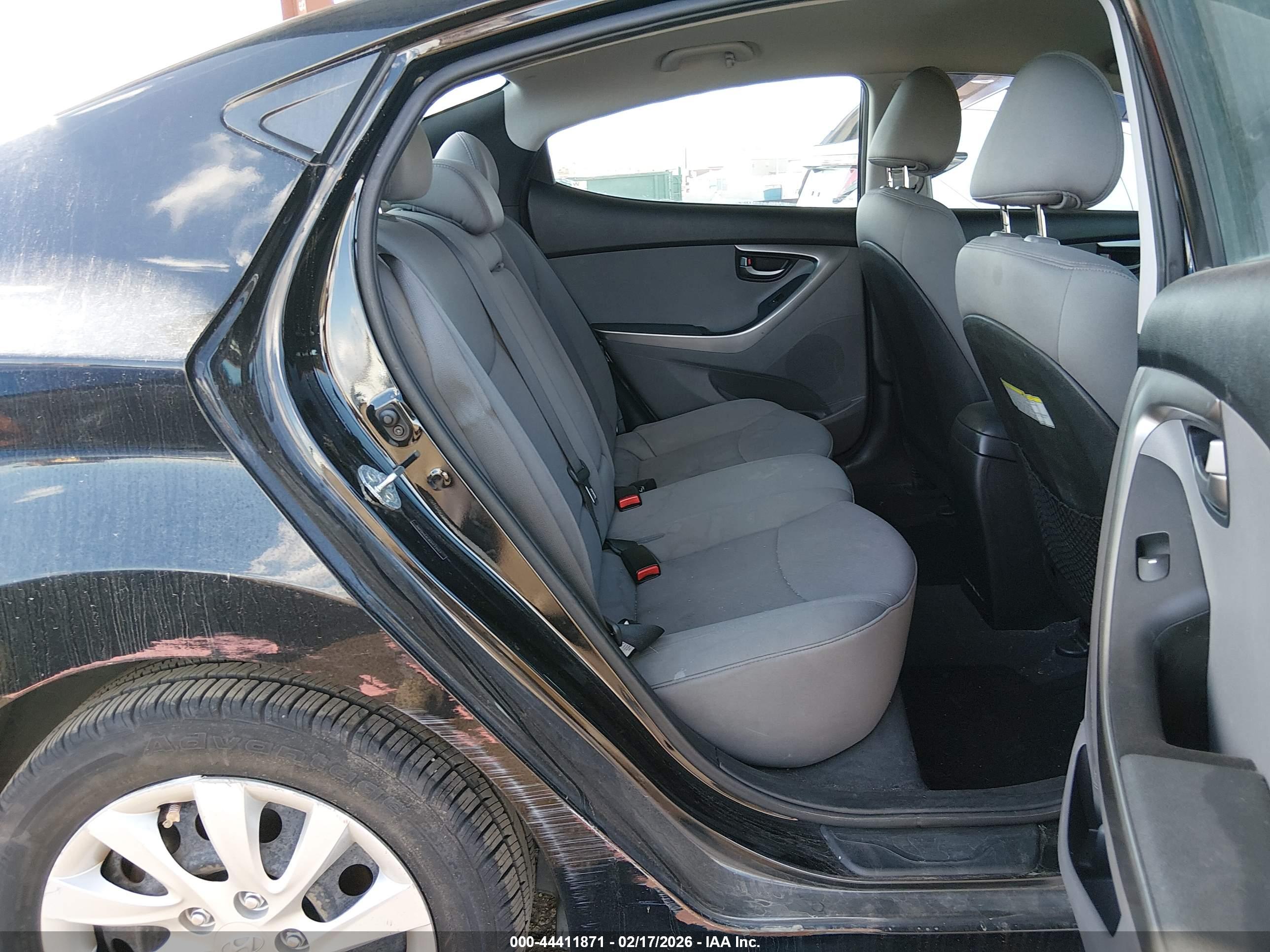 HYUNDAI ELANTRA image 8