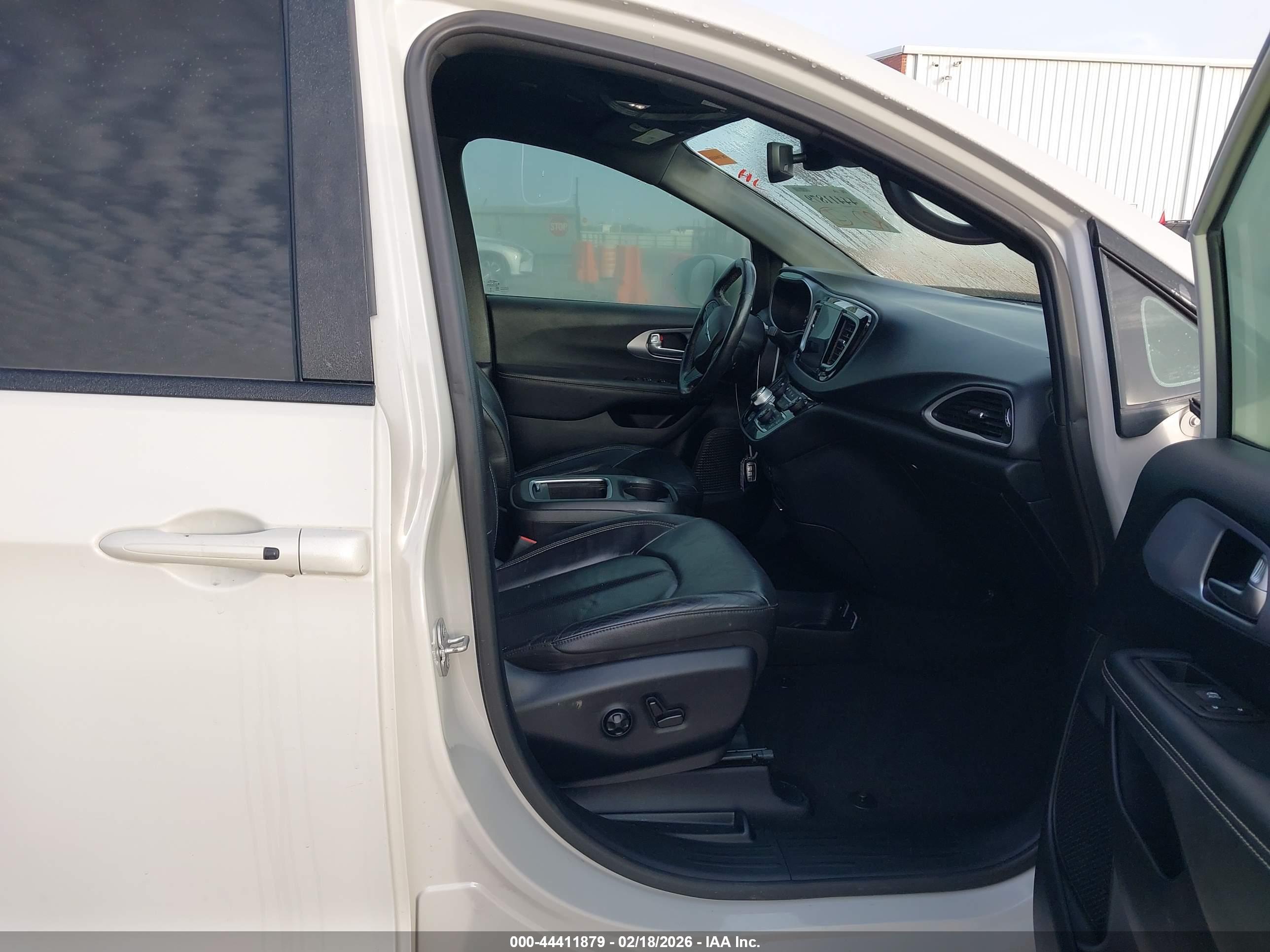 CHRYSLER PACIFICA image 5