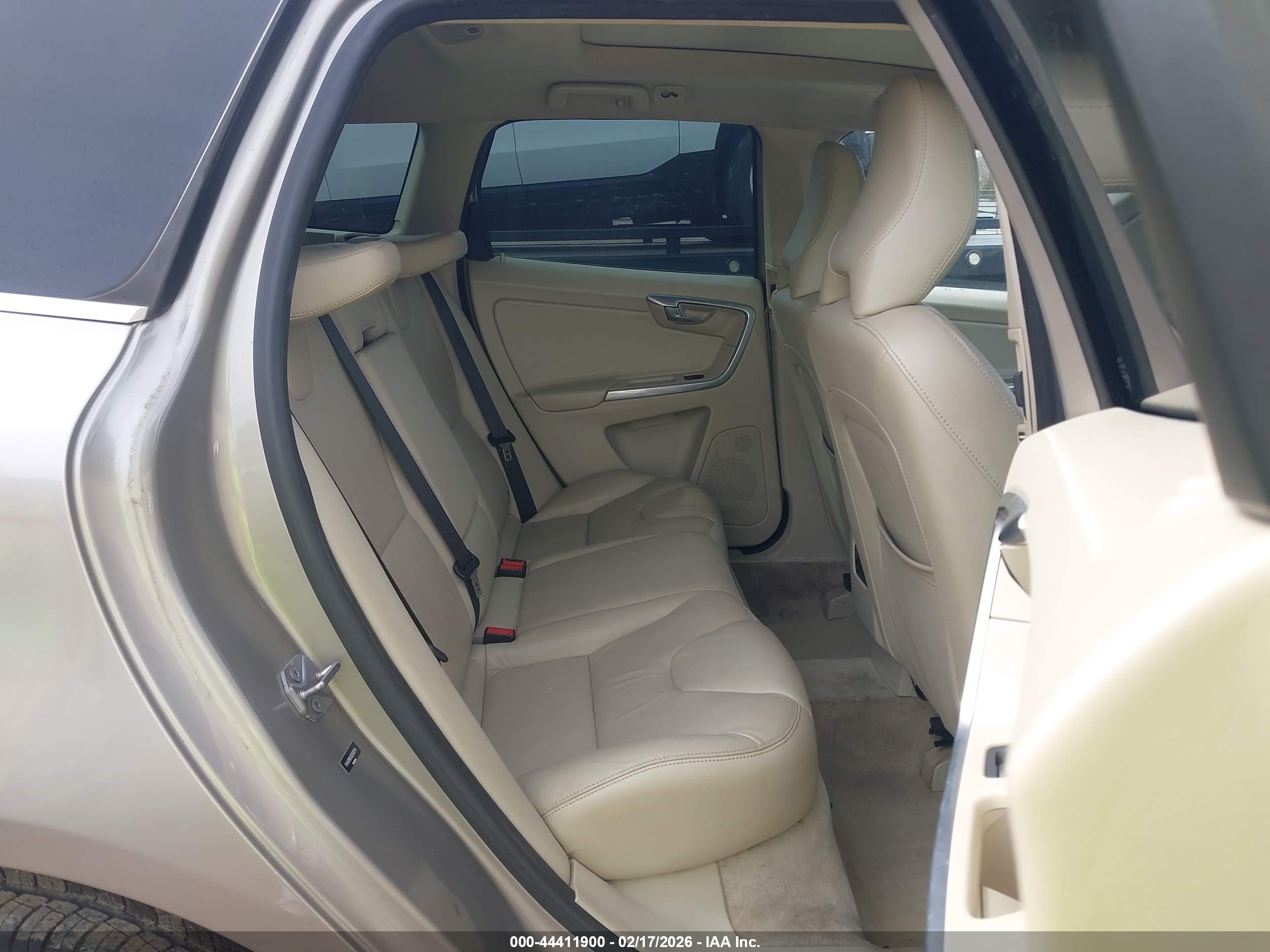 VOLVO XC60 image 8
