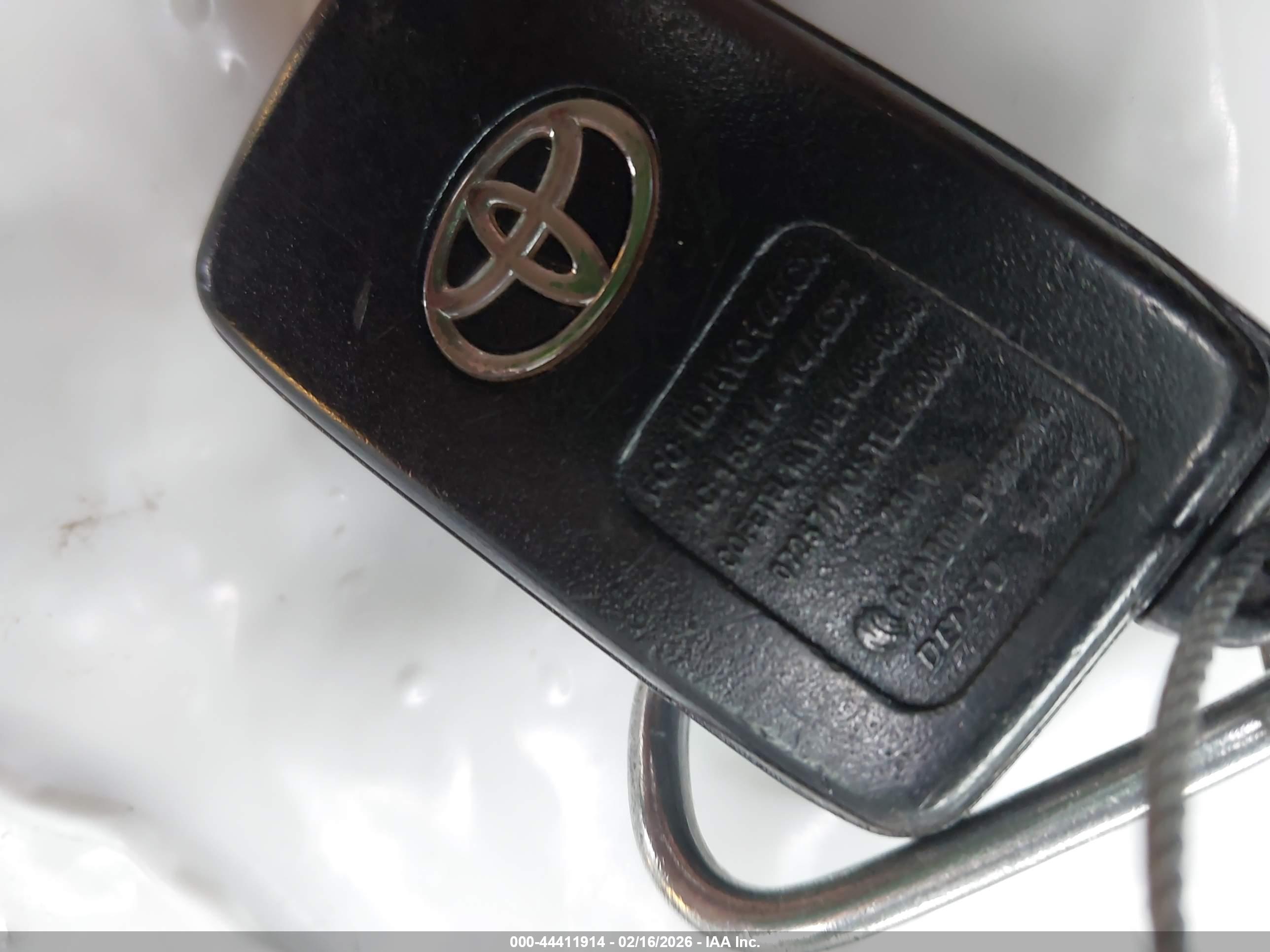 TOYOTA PRIUS image 11