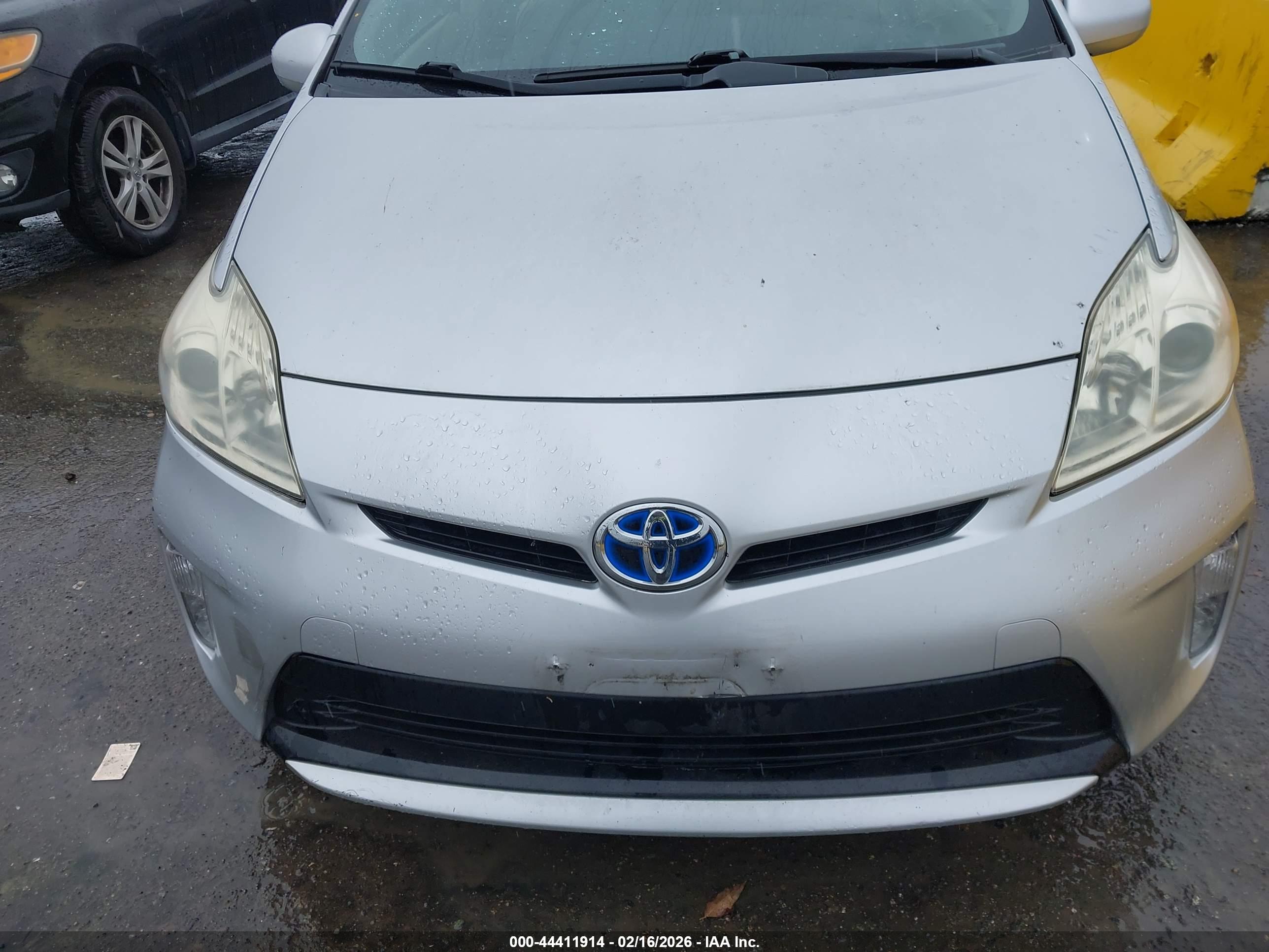 TOYOTA PRIUS image 6
