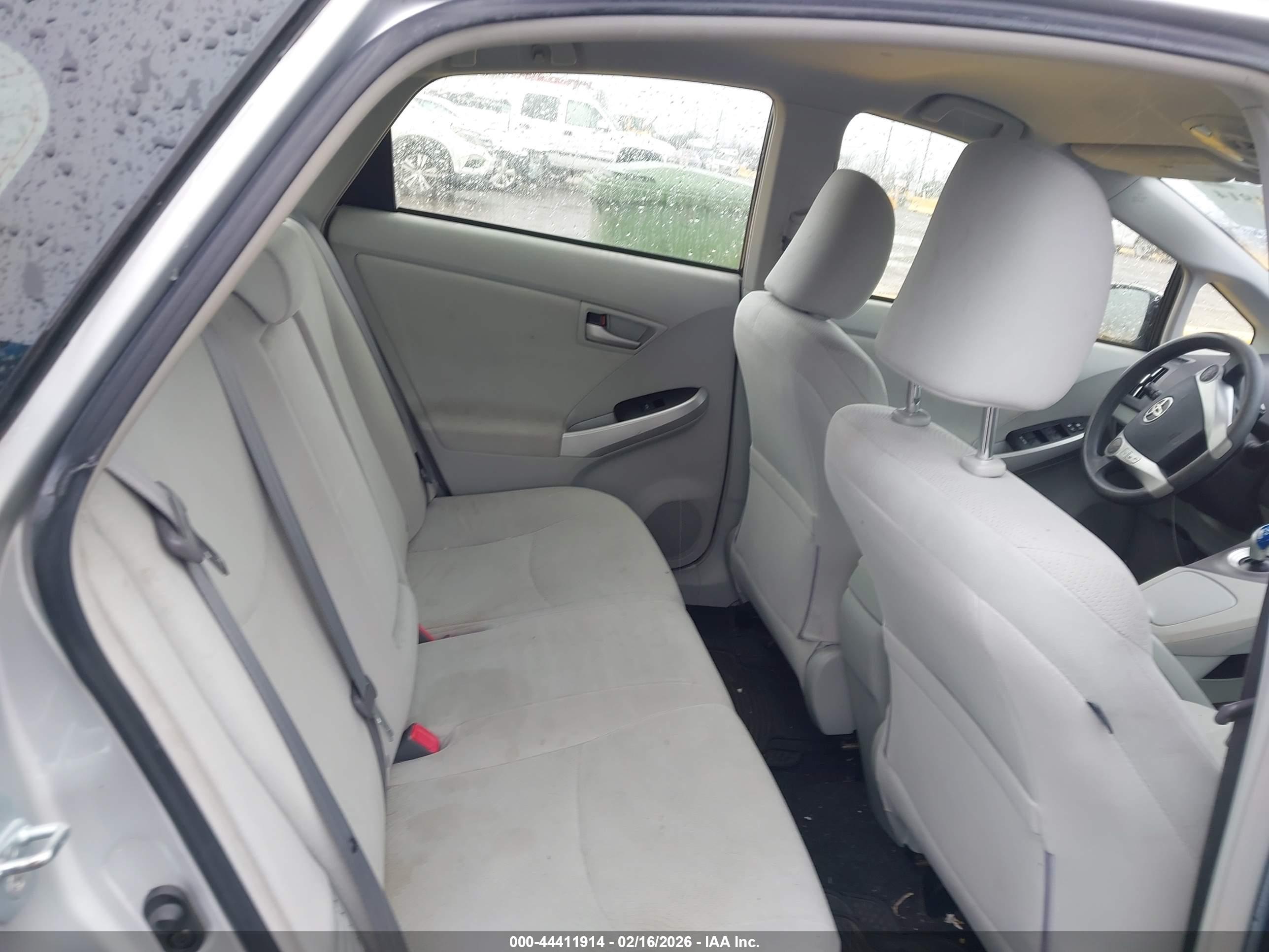 TOYOTA PRIUS image 8