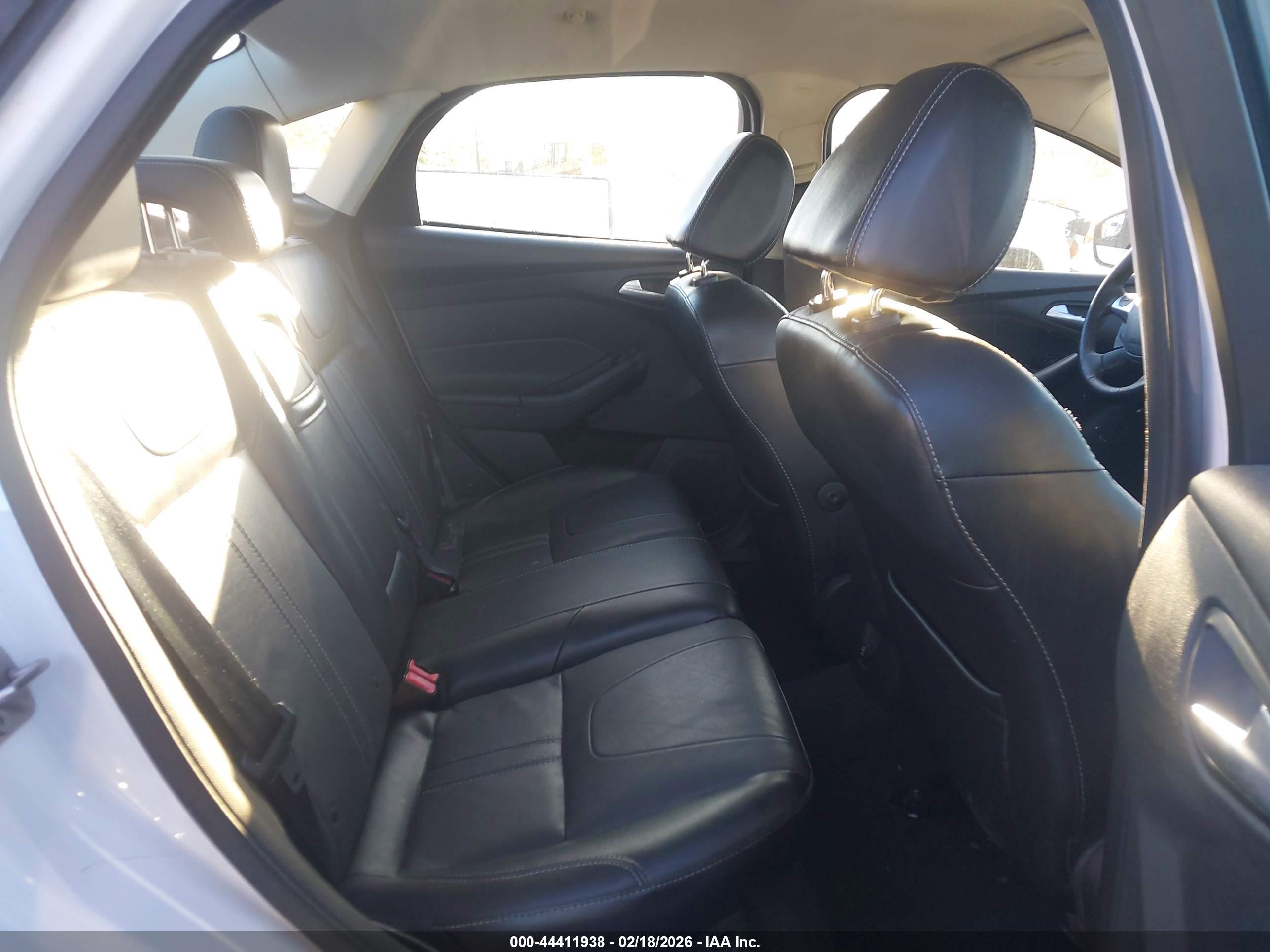 FORD FOCUS image 8