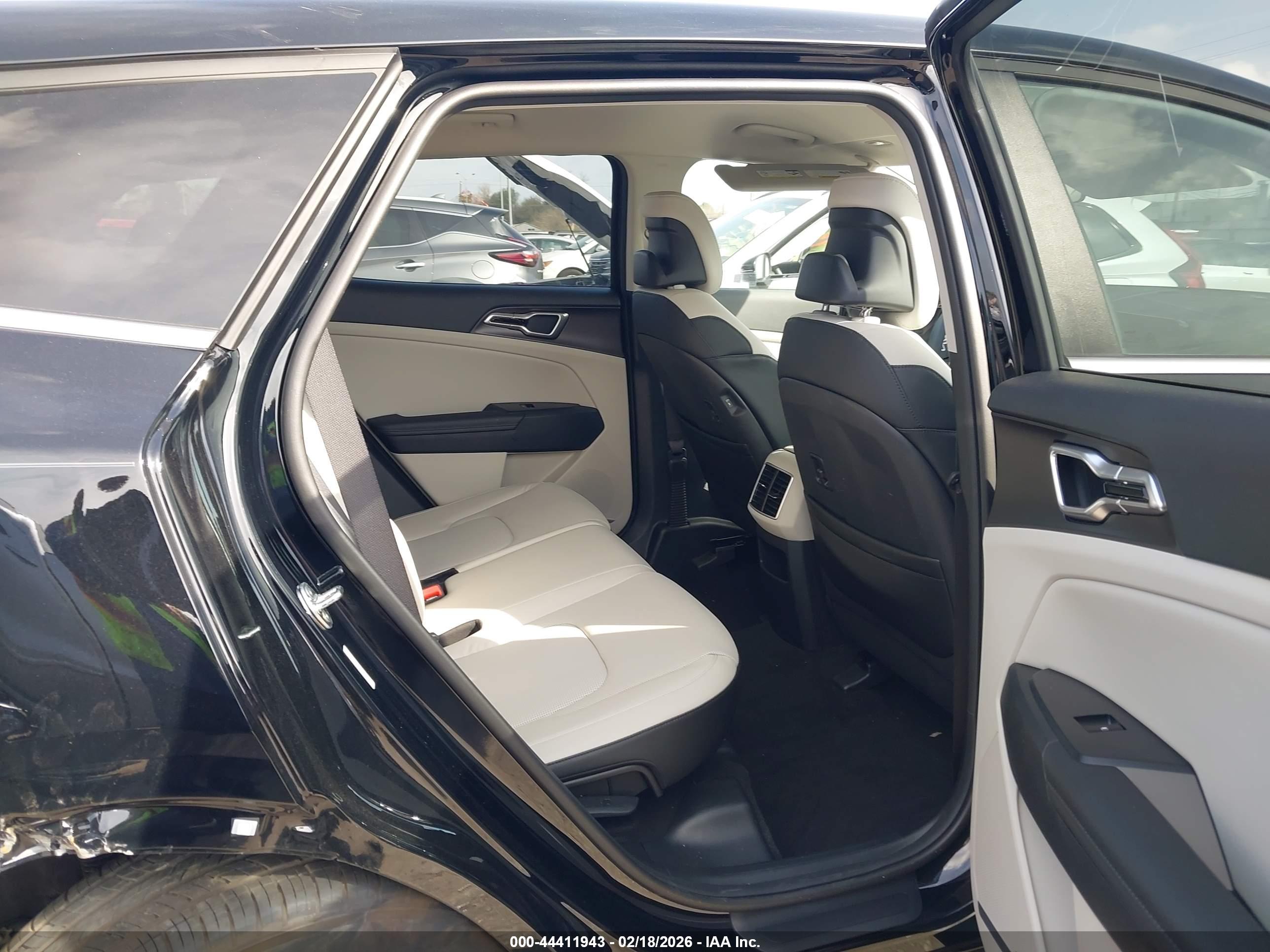 KIA SPORTAGE image 8