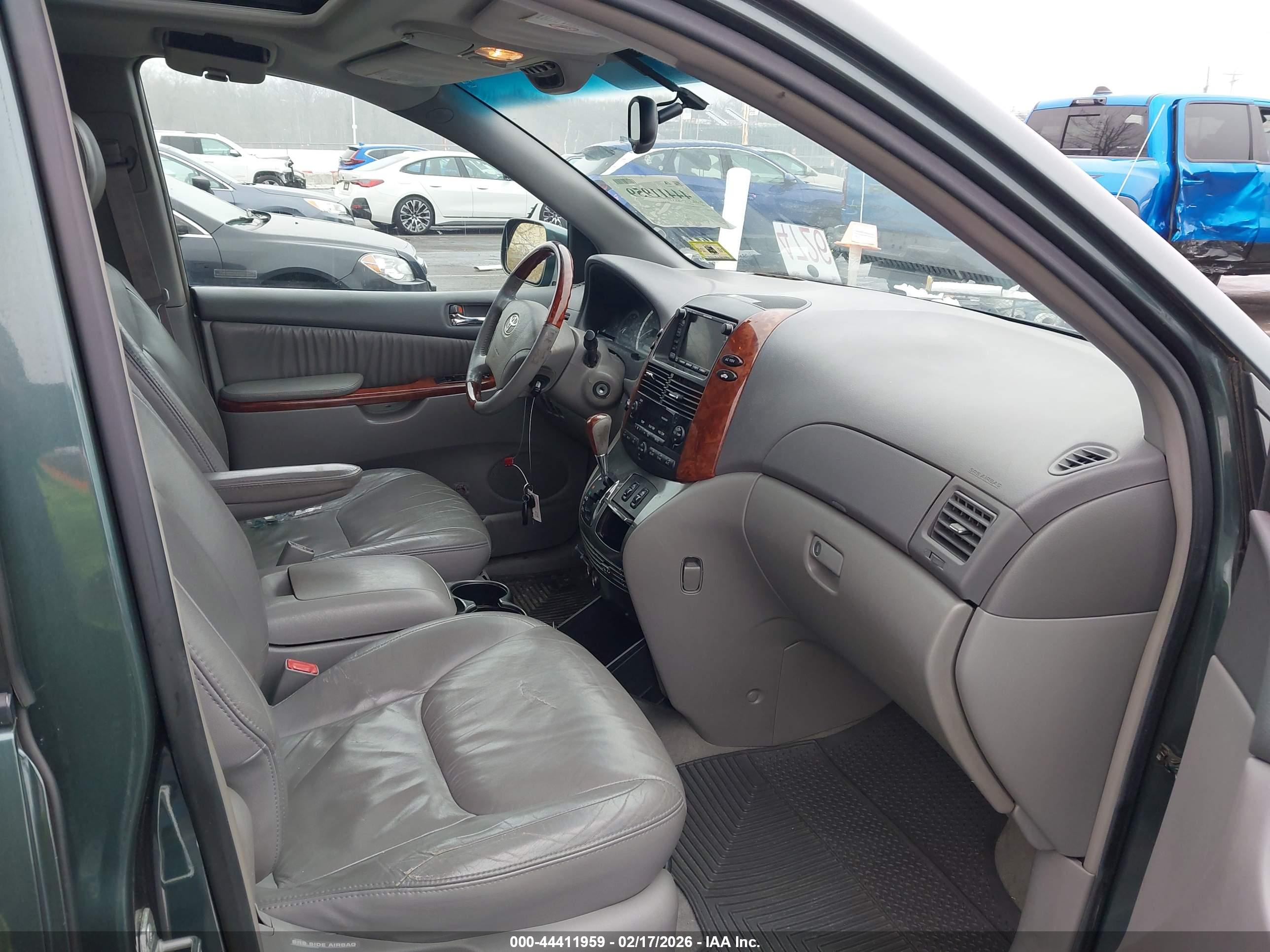 TOYOTA SIENNA image 5