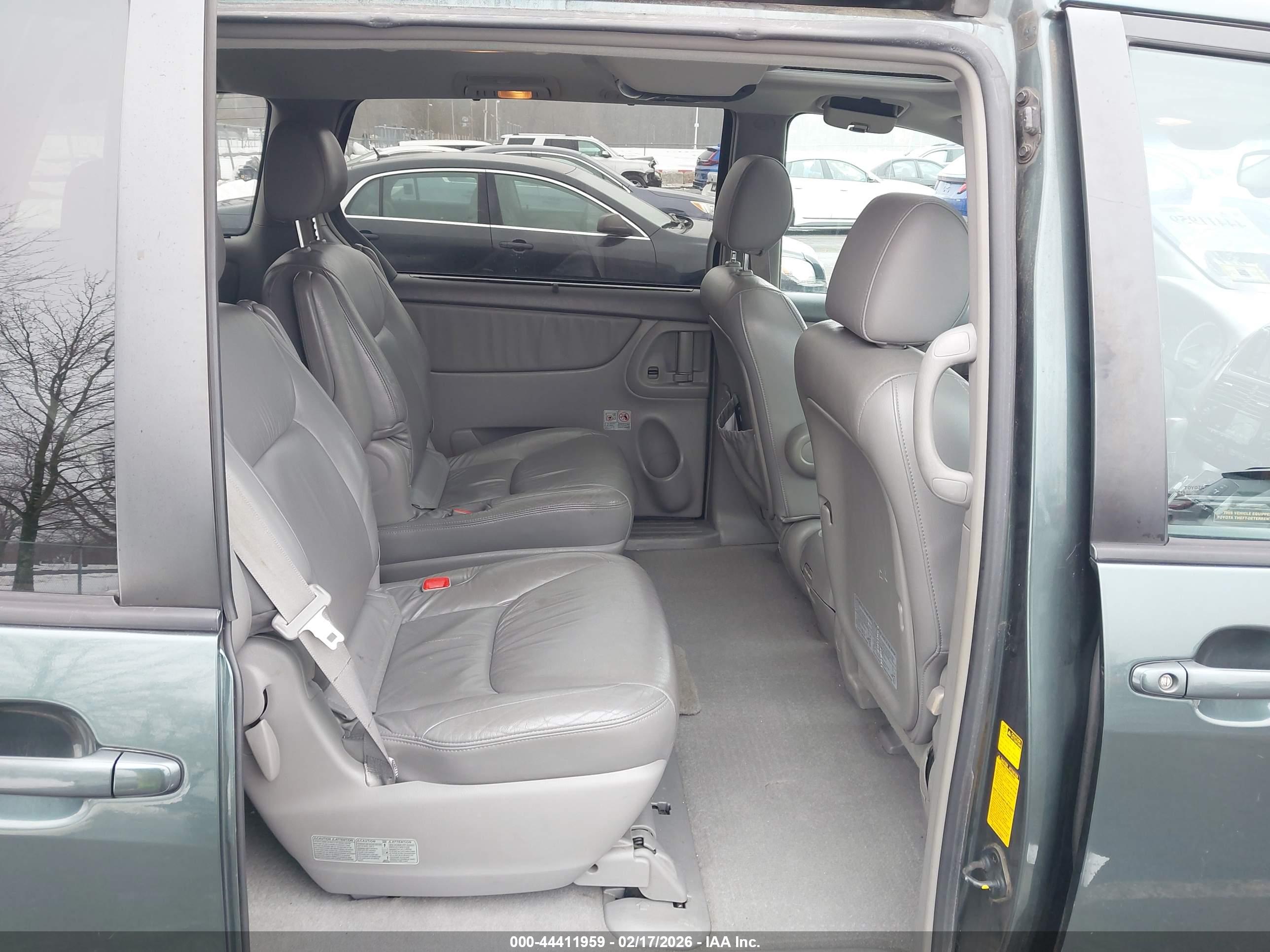 TOYOTA SIENNA image 8