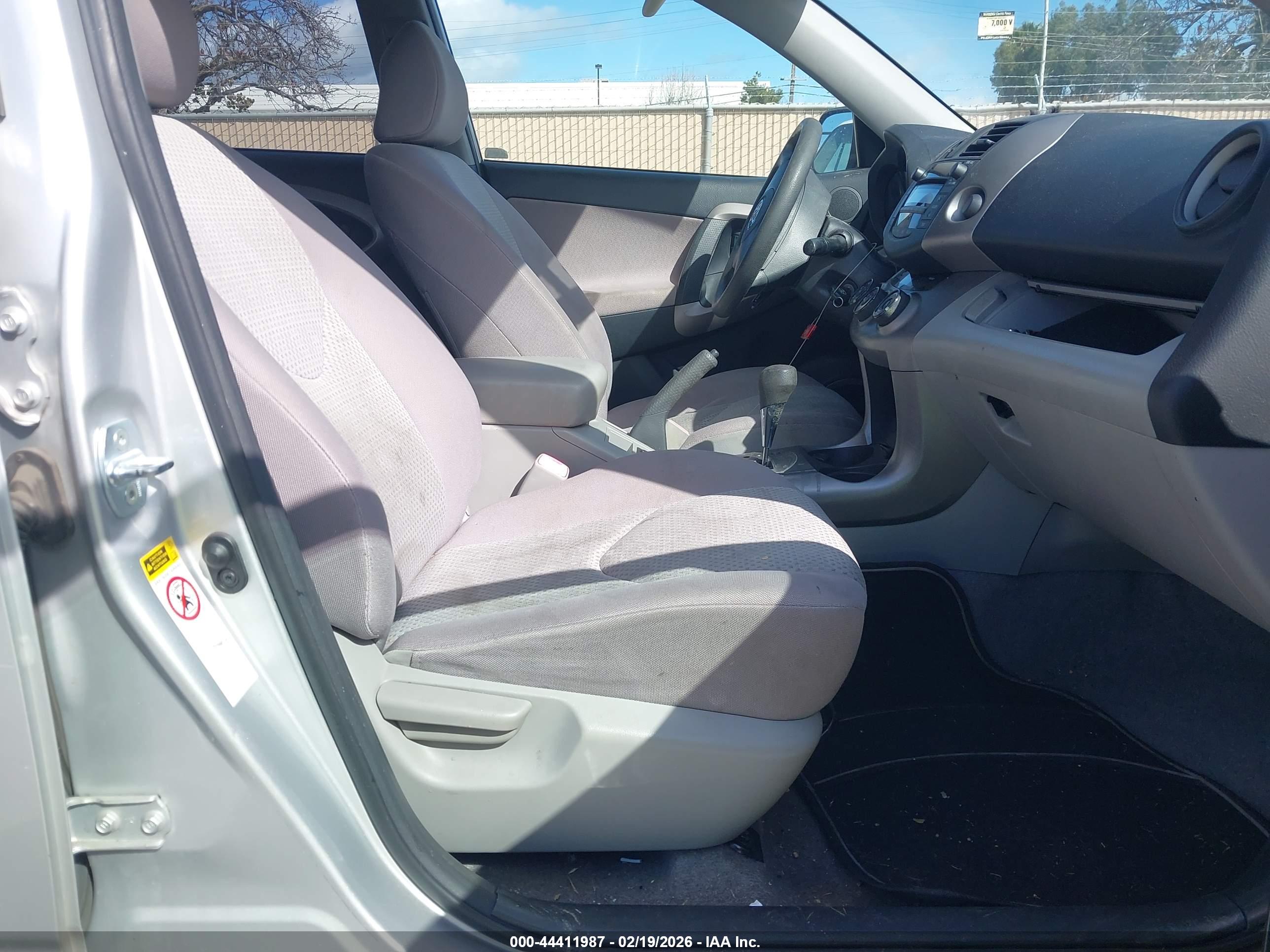 TOYOTA RAV4 image 5