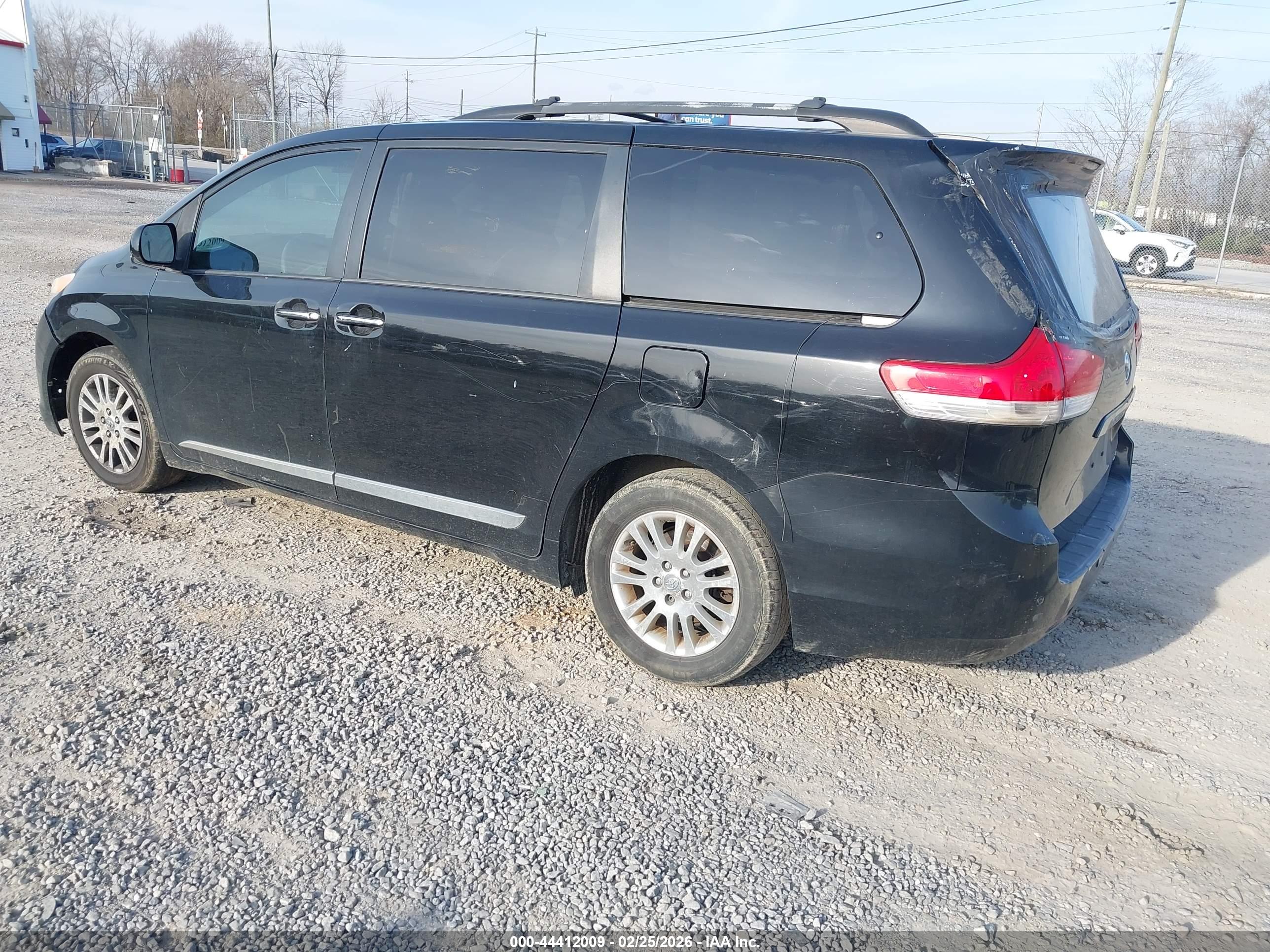 TOYOTA SIENNA image 3