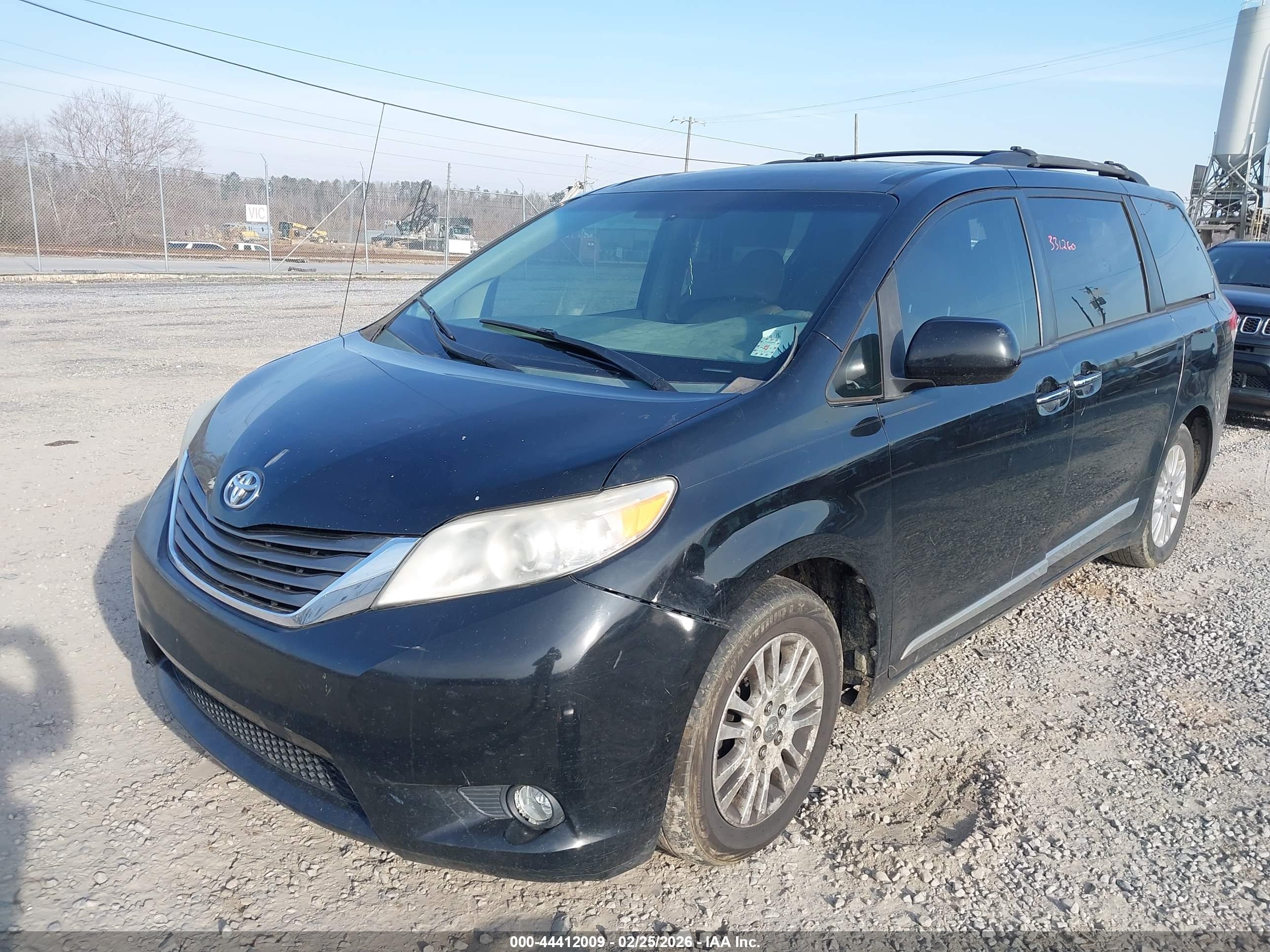 TOYOTA SIENNA image 6