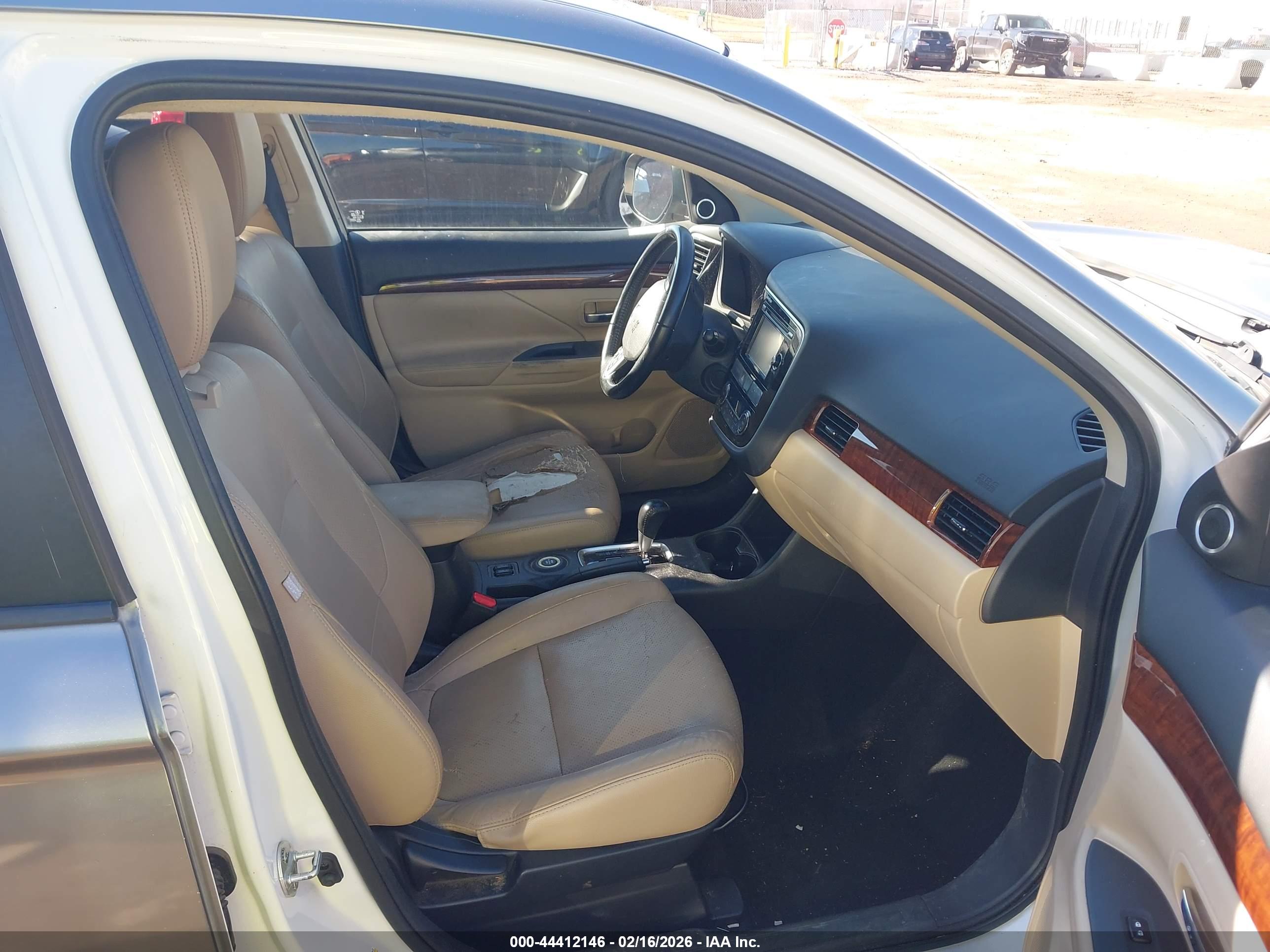 MITSUBISHI OUTLANDER image 5