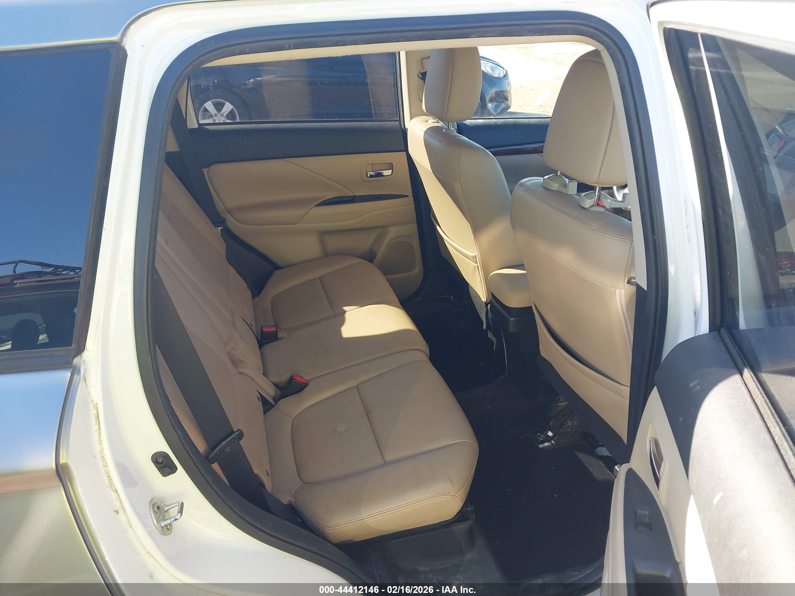 MITSUBISHI OUTLANDER image 8