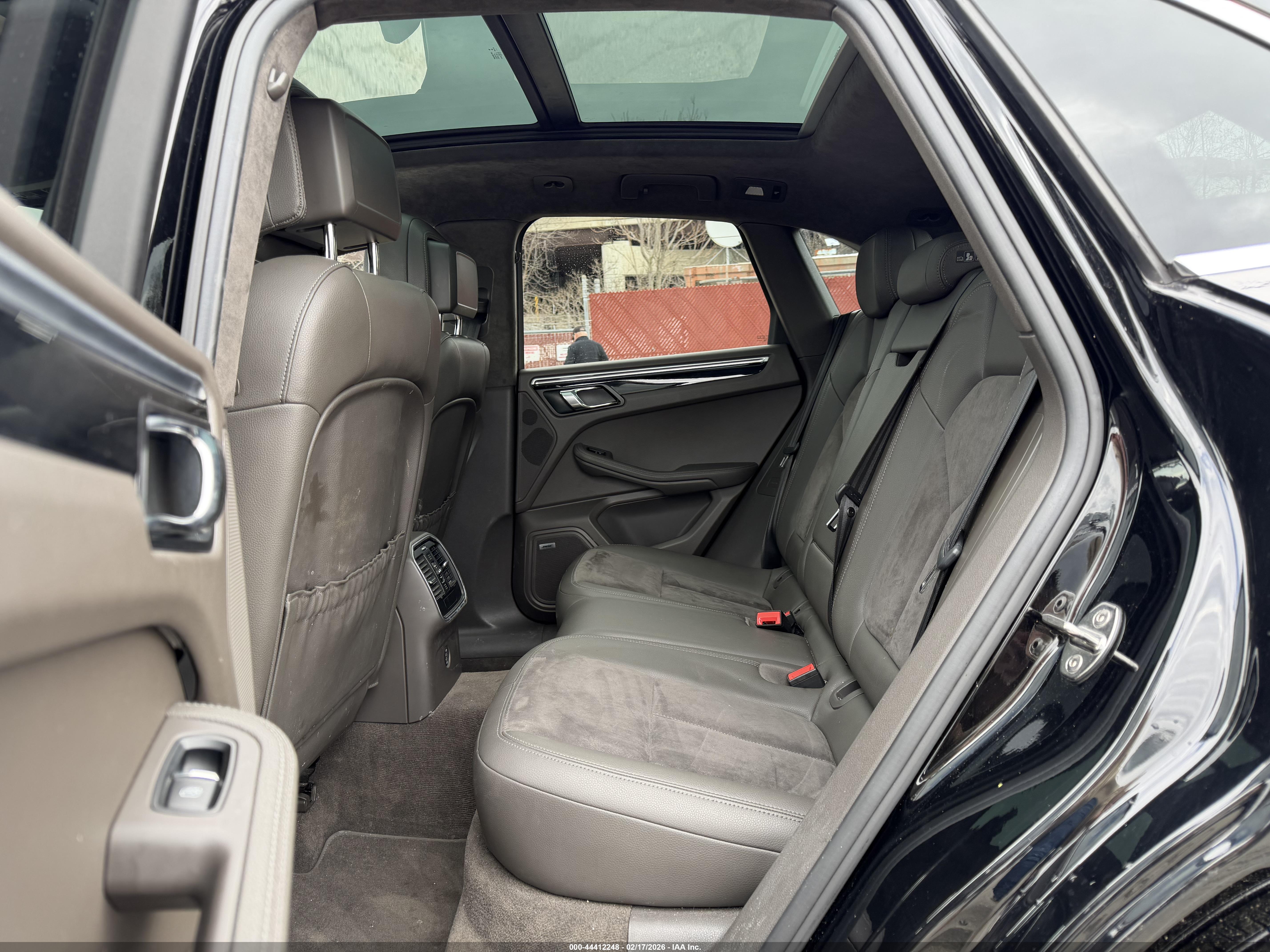 PORSCHE MACAN image 8
