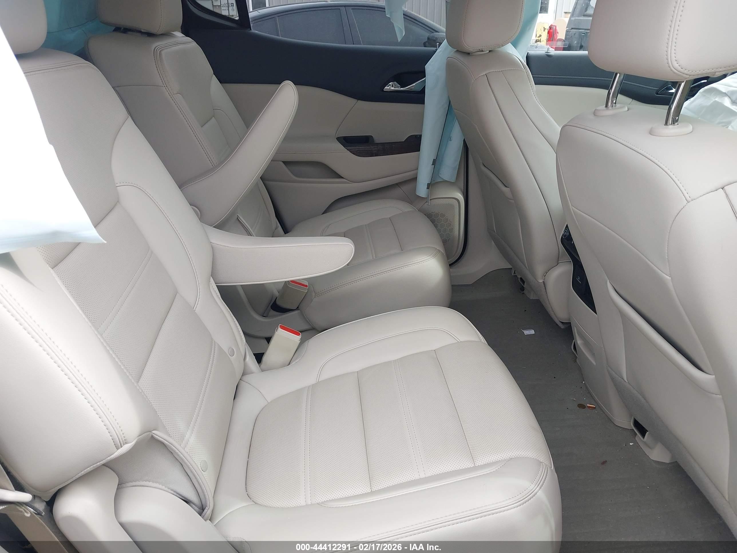 GMC ACADIA image 8