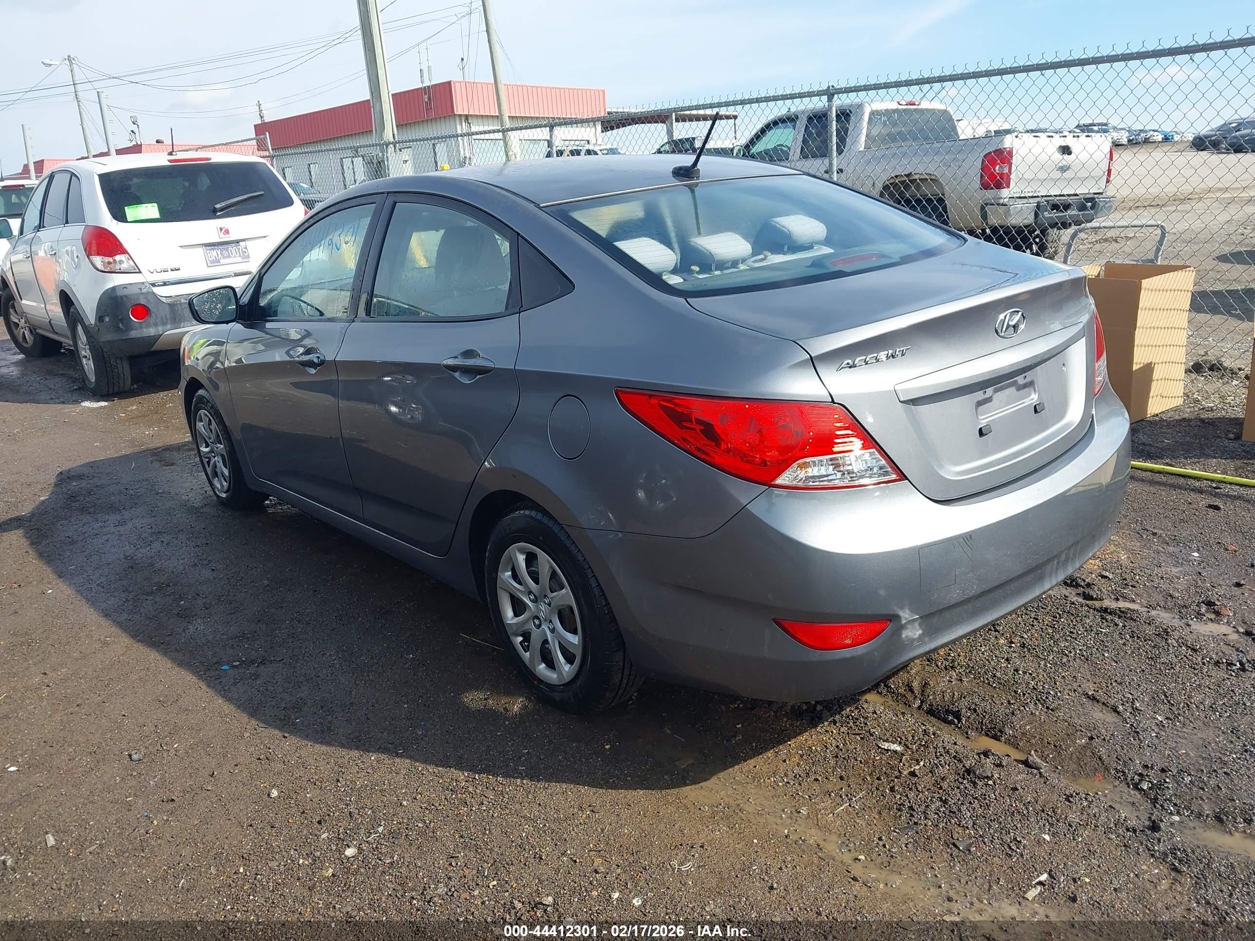 HYUNDAI ACCENT image 3