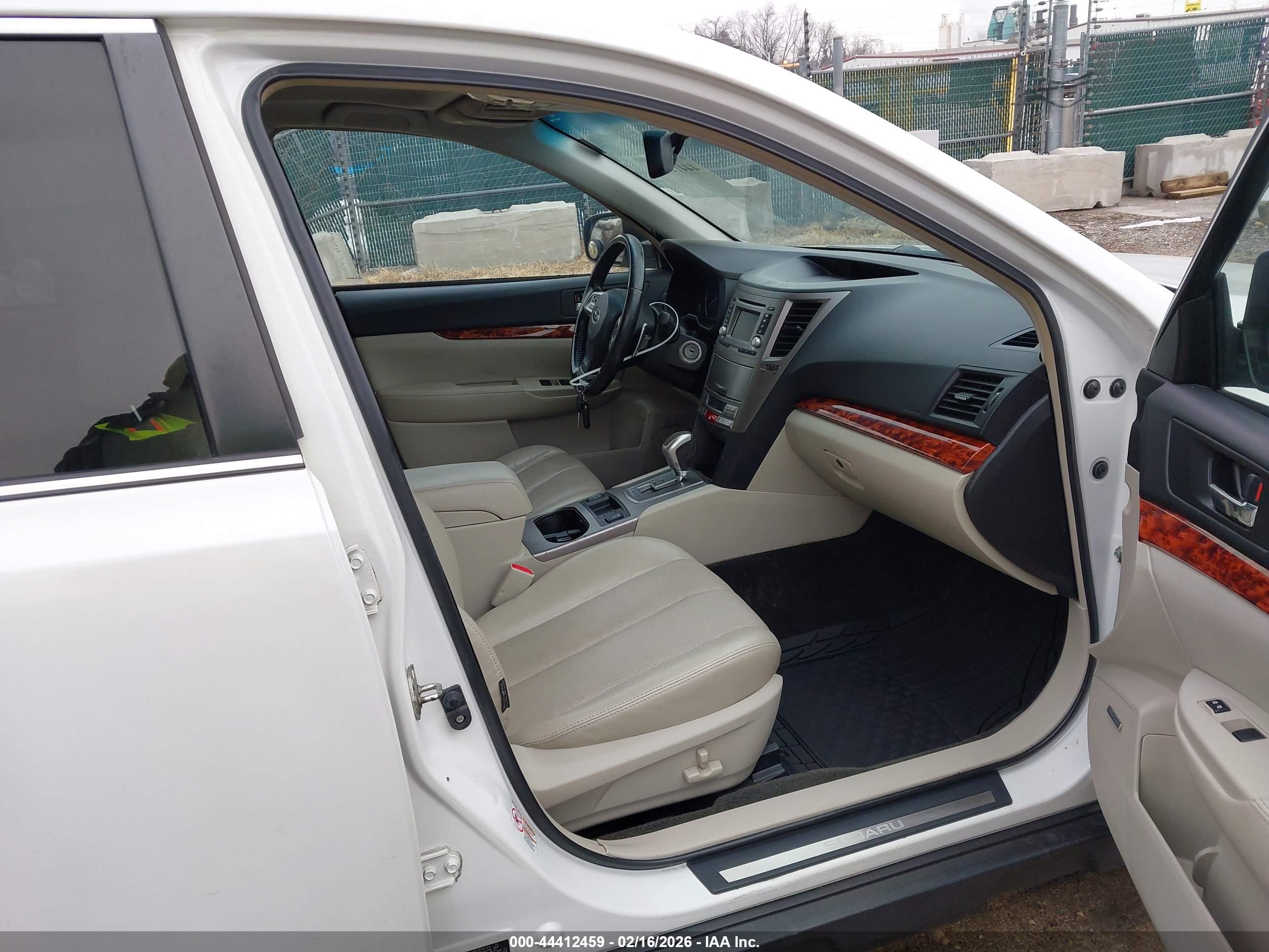 SUBARU OUTBACK image 5