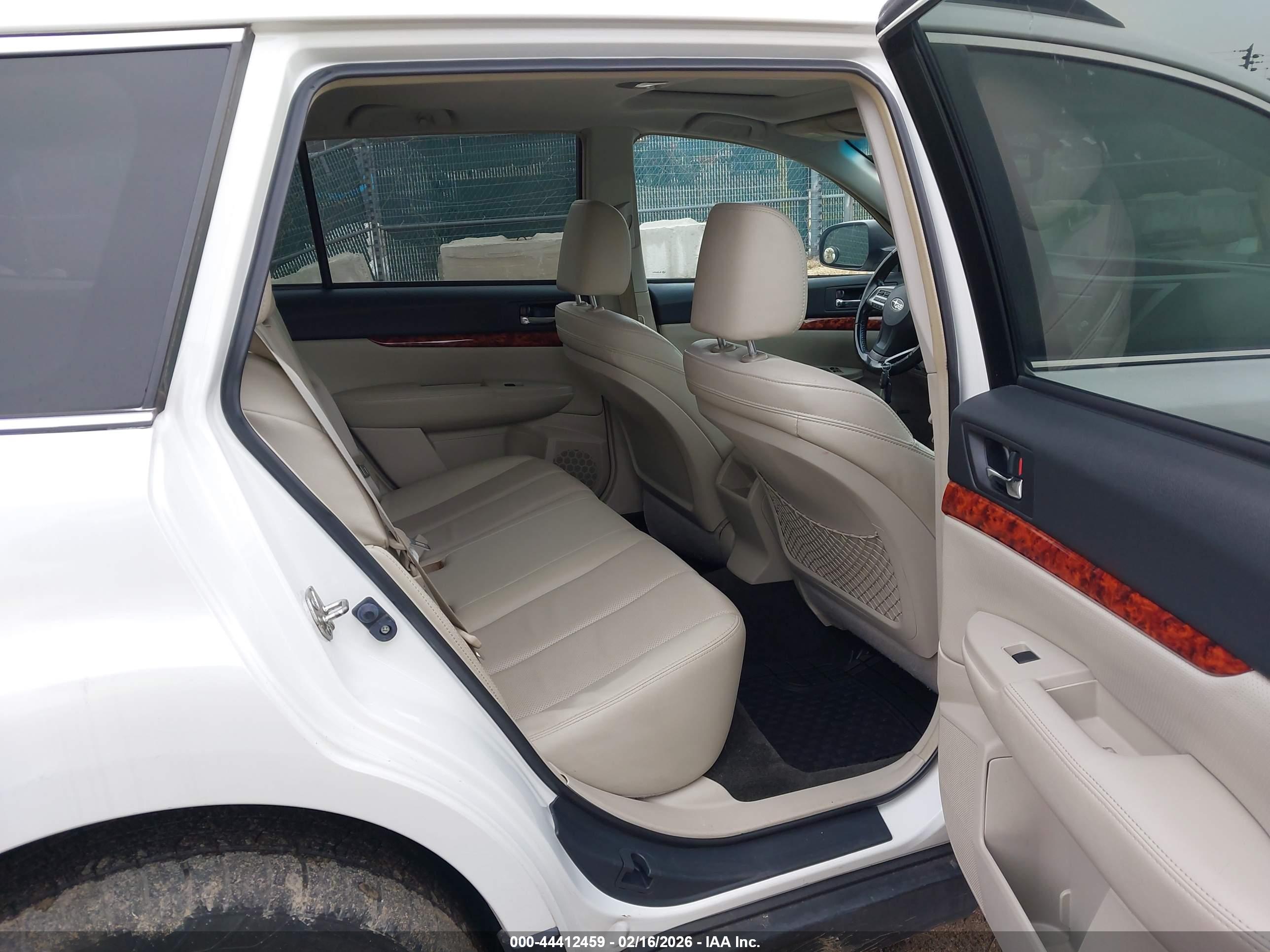 SUBARU OUTBACK image 8