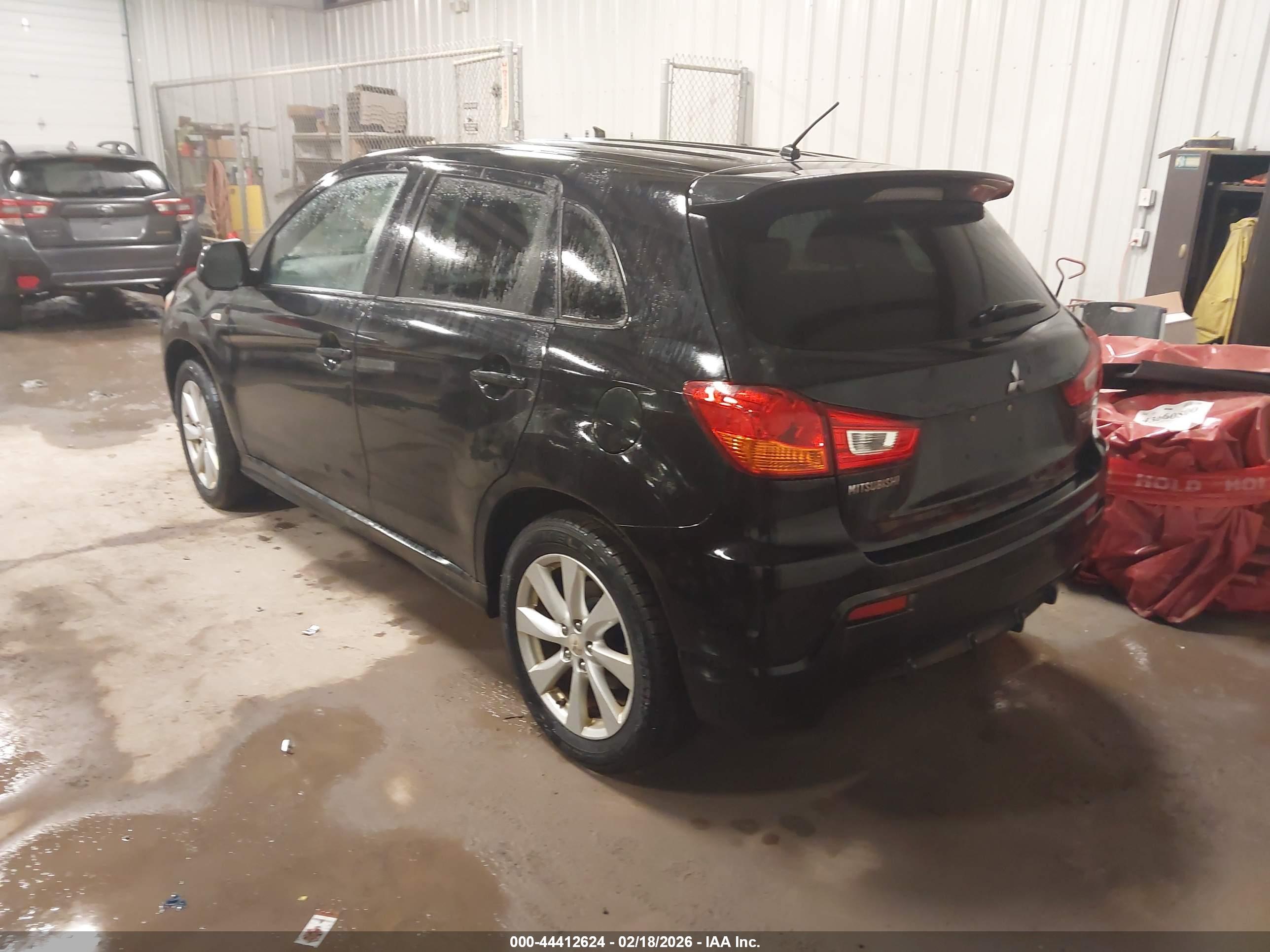 MITSUBISHI OUTLANDER image 3
