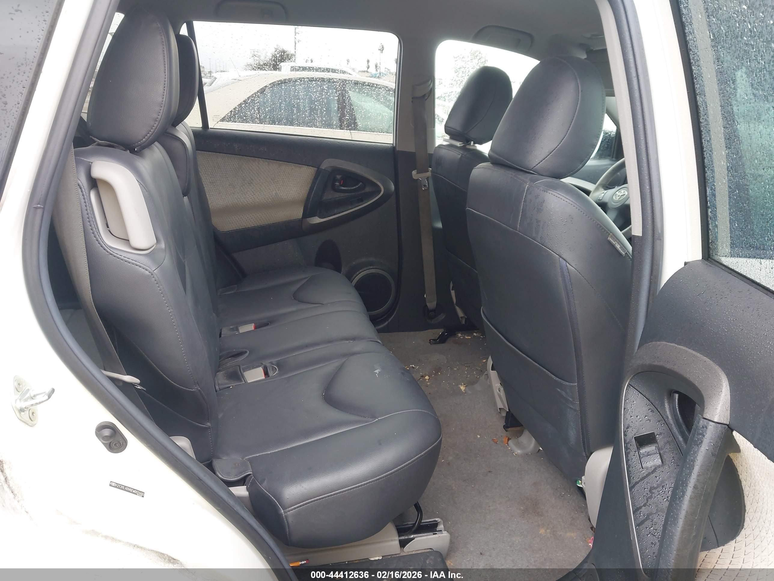 TOYOTA RAV4 image 8