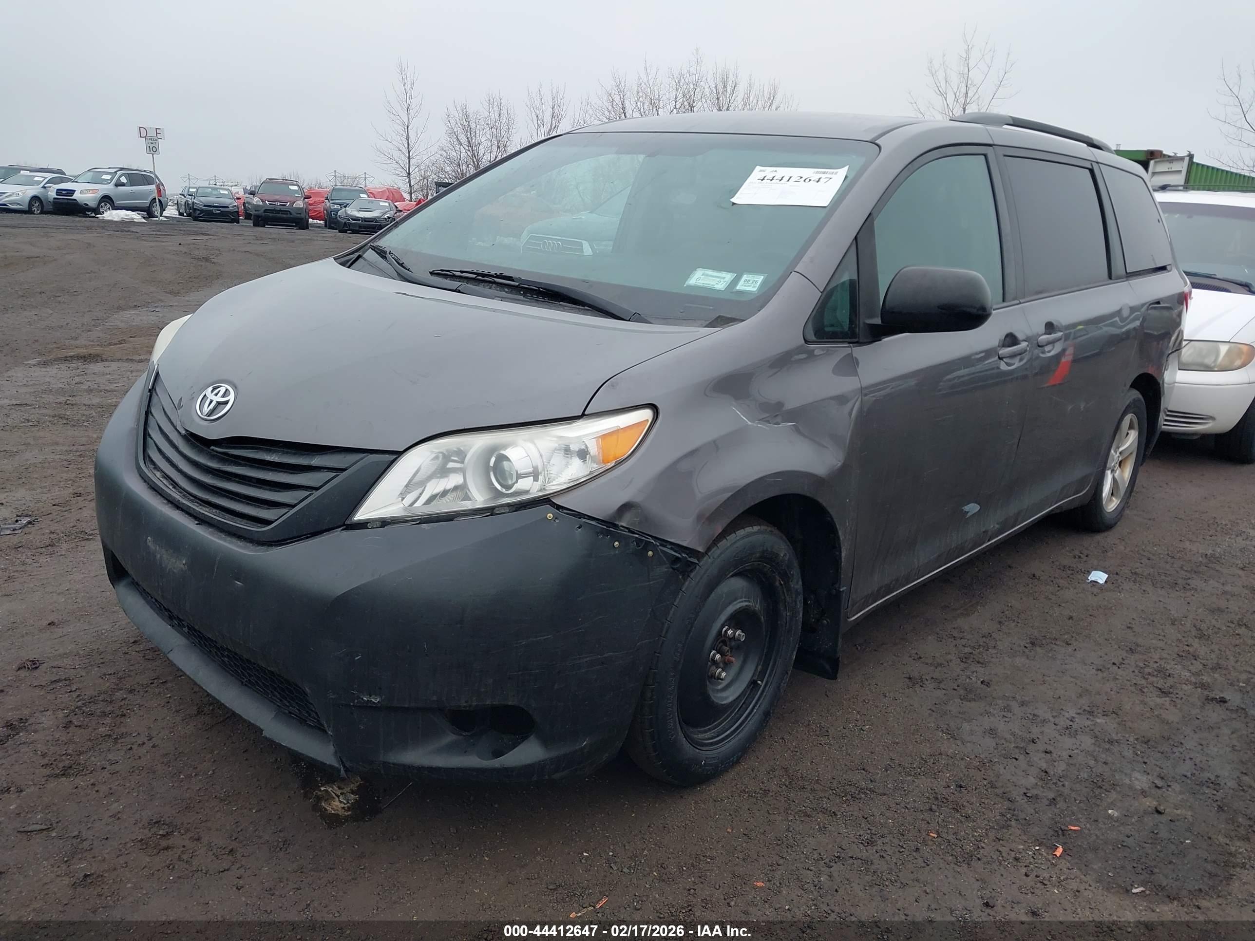 TOYOTA SIENNA image 2