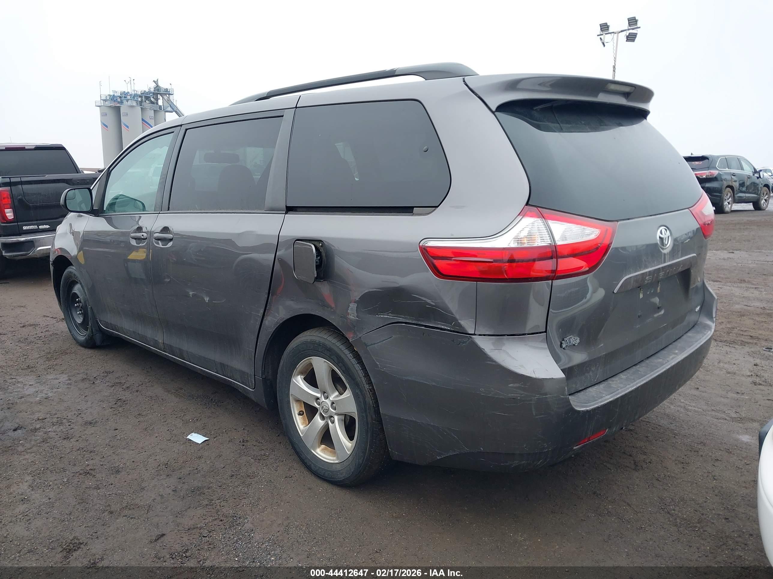 TOYOTA SIENNA image 3