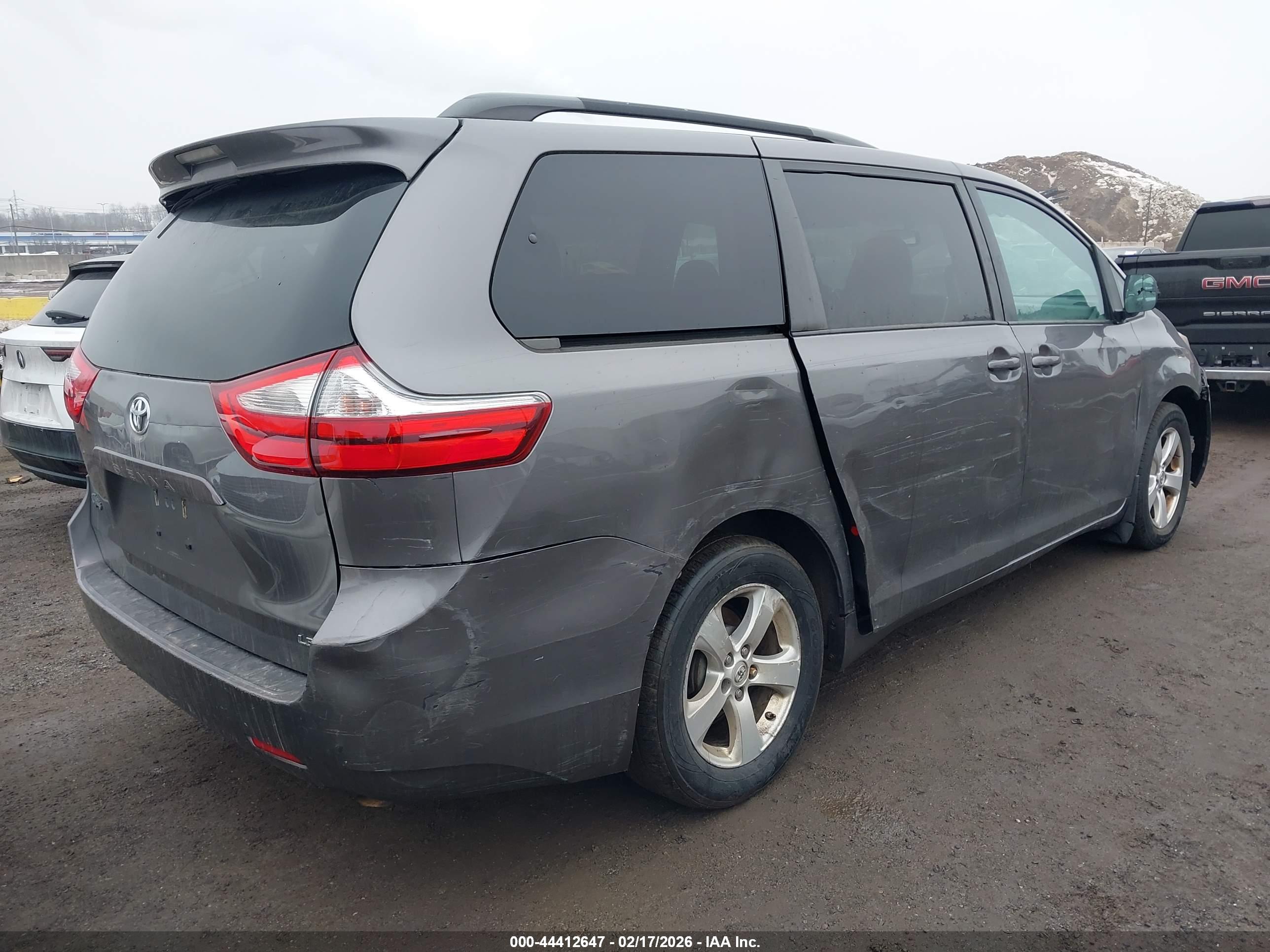 TOYOTA SIENNA image 4