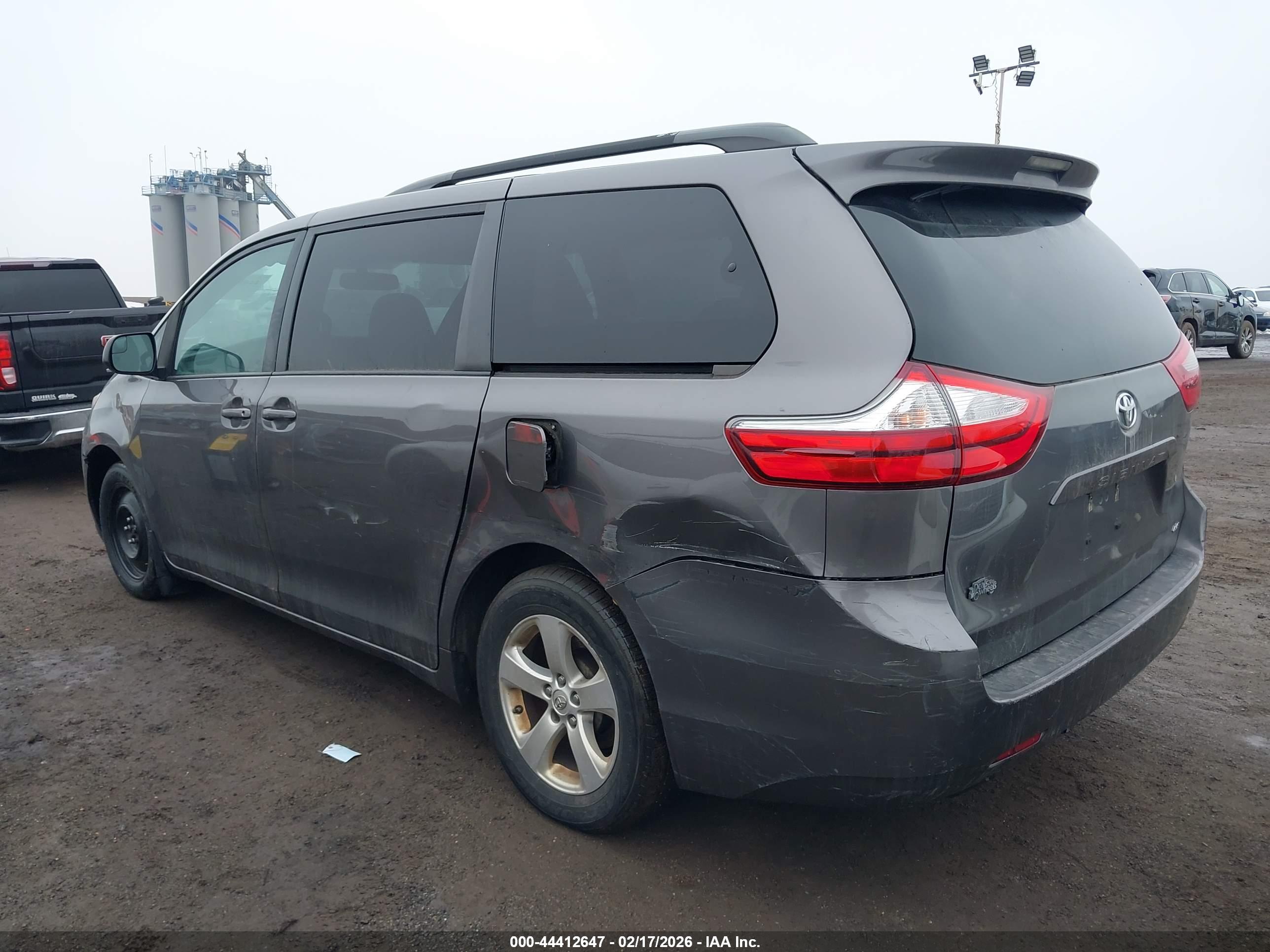 TOYOTA SIENNA image 6