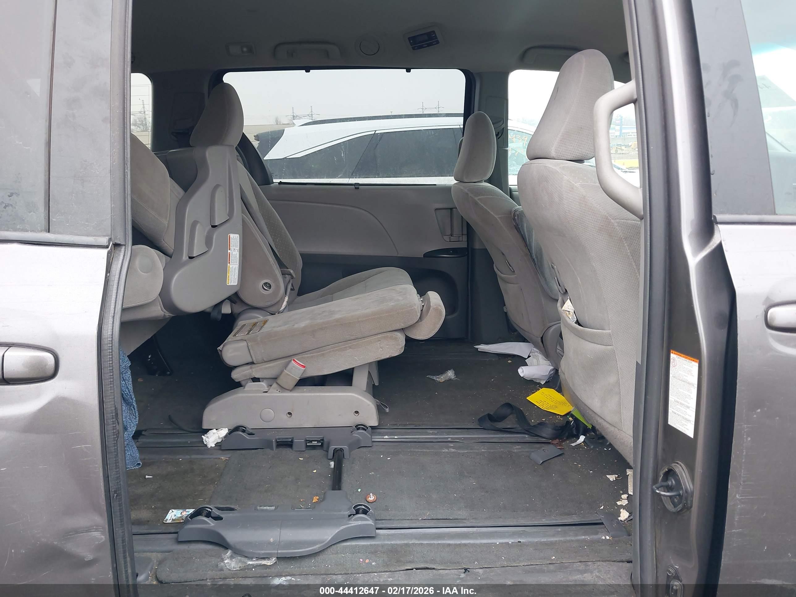 TOYOTA SIENNA image 8