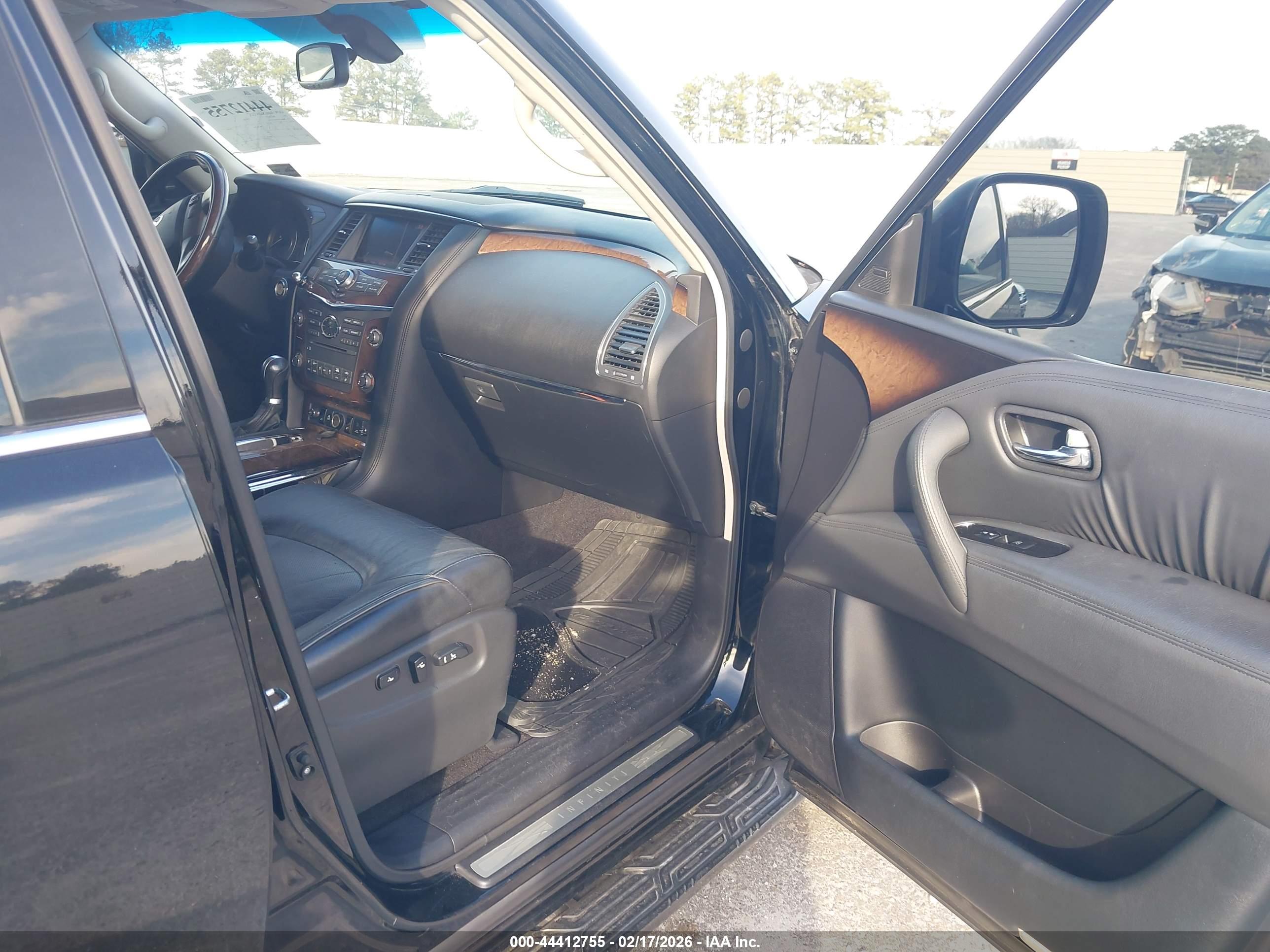 INFINITI QX56 image 5