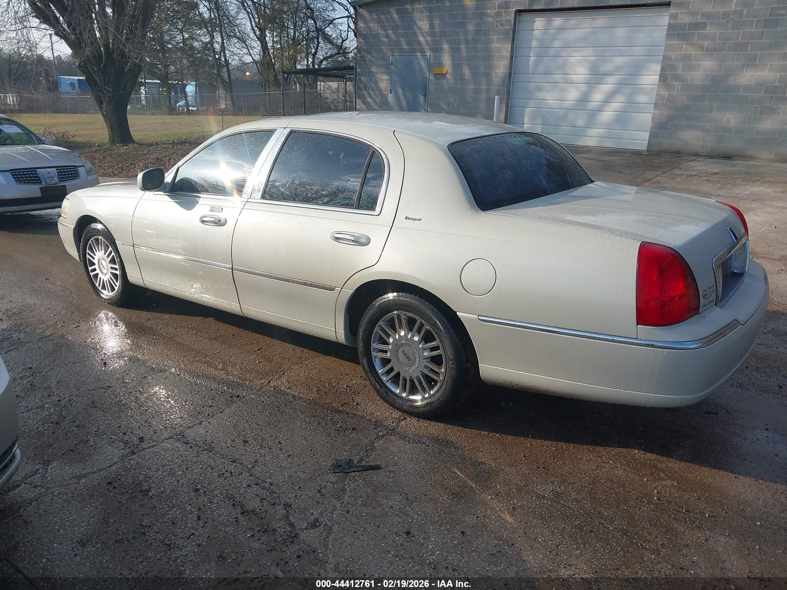 LINCOLN TOWN image 3