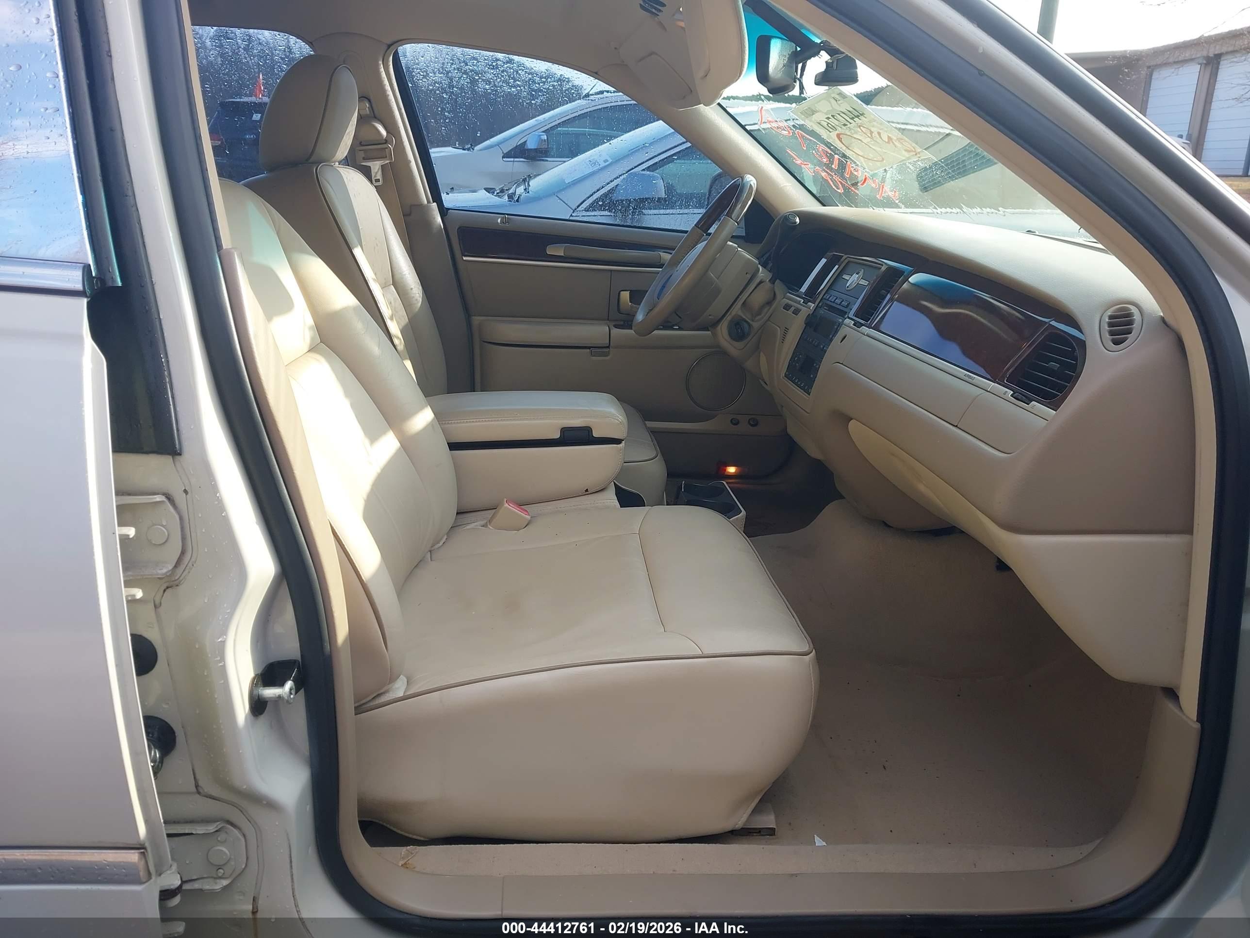 LINCOLN TOWN image 5