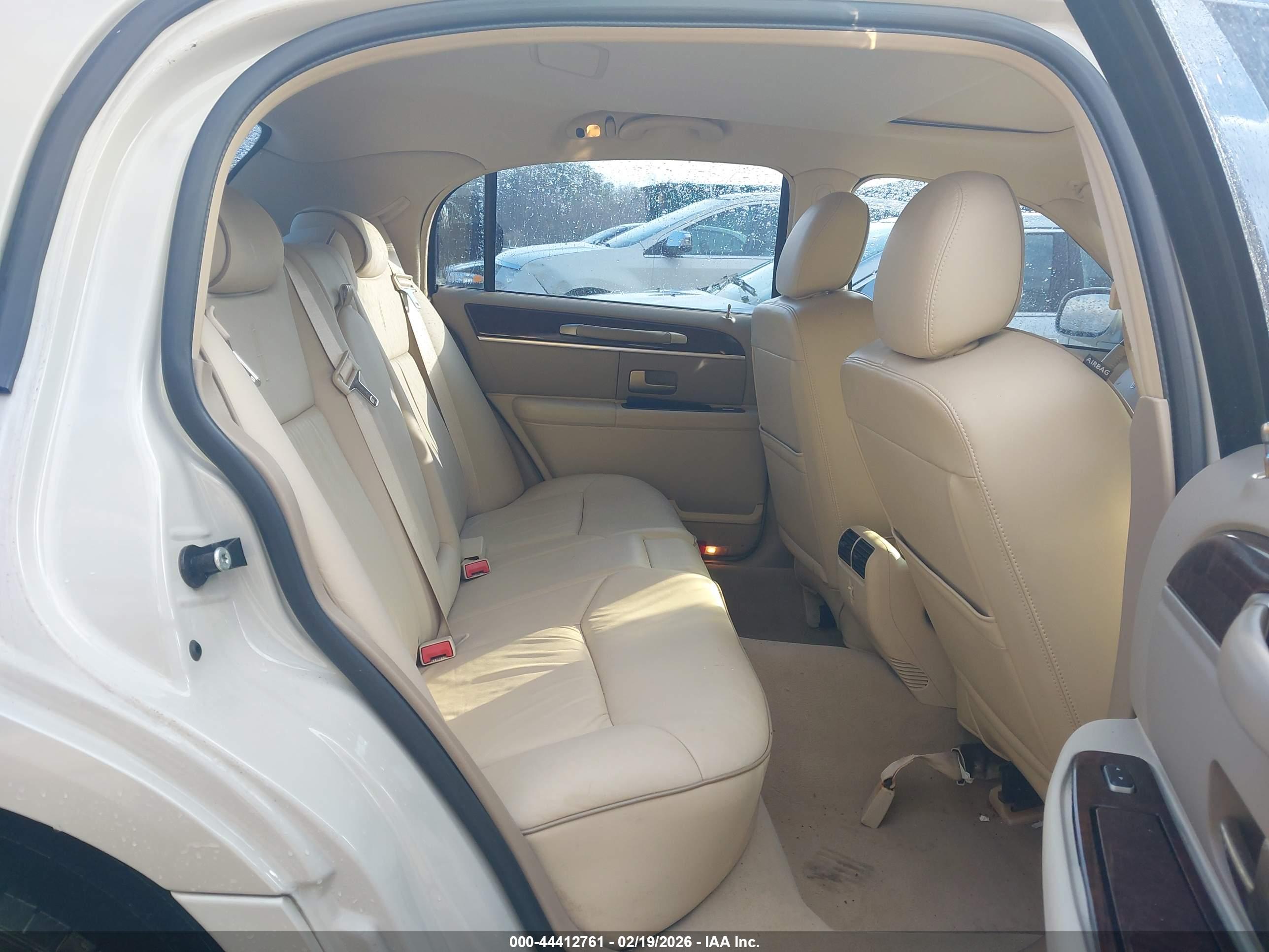 LINCOLN TOWN image 8