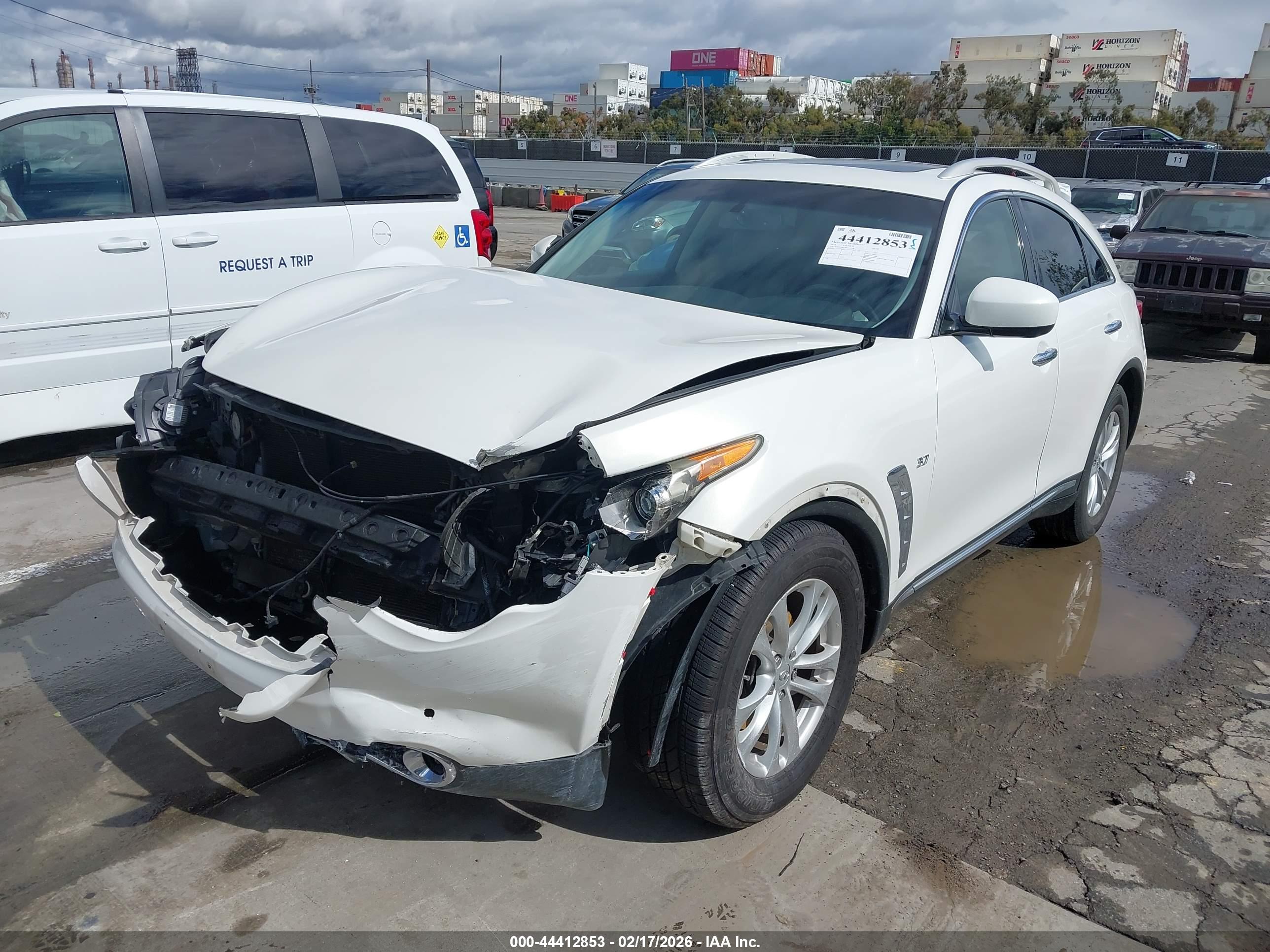 INFINITI QX70 image 2