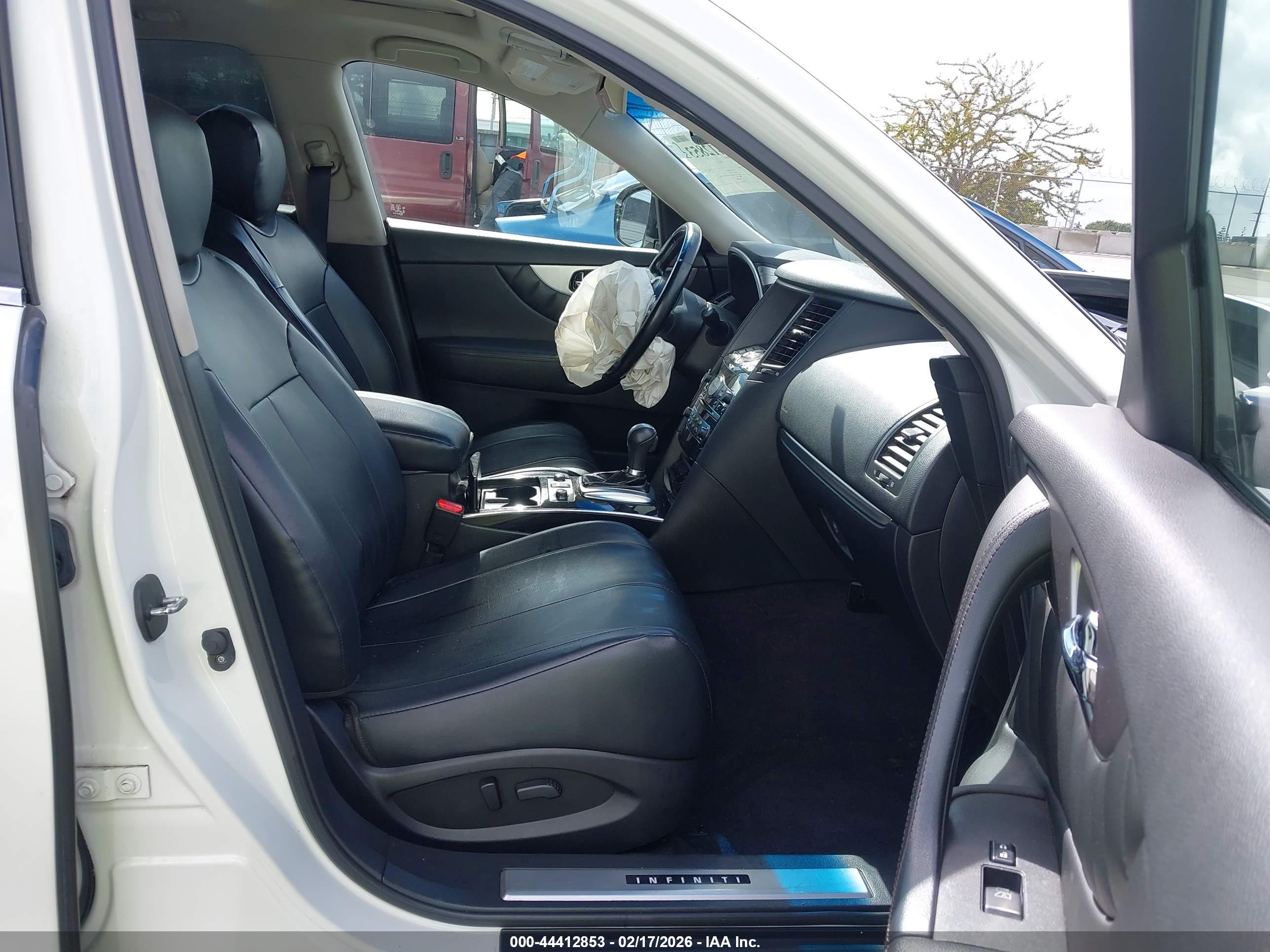 INFINITI QX70 image 5