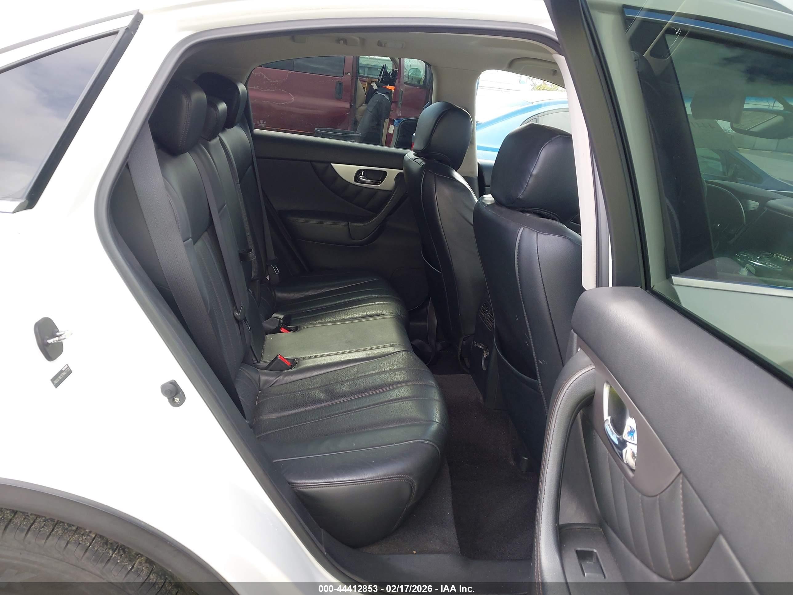 INFINITI QX70 image 8