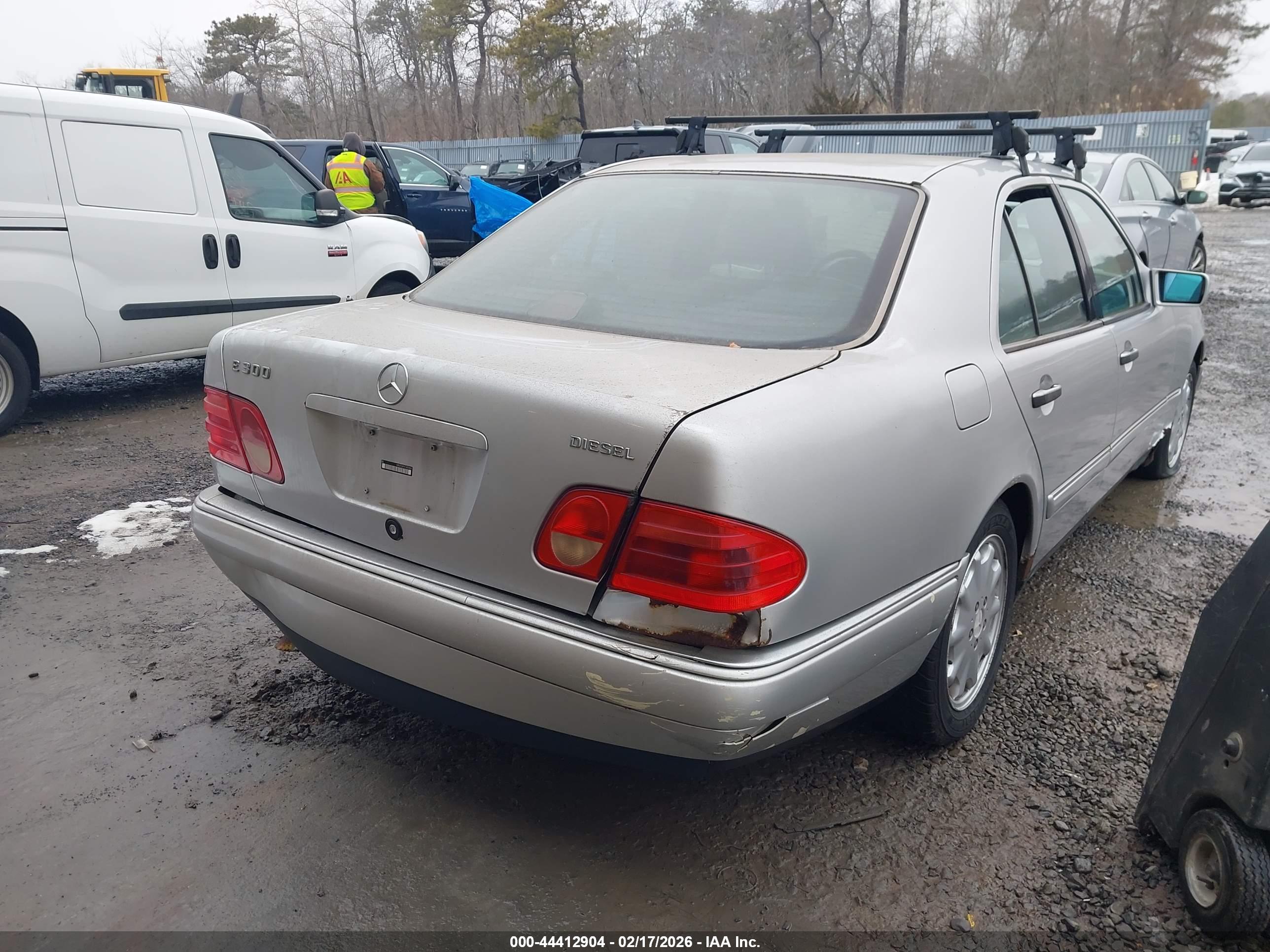 MERCEDES-BENZ E image 4