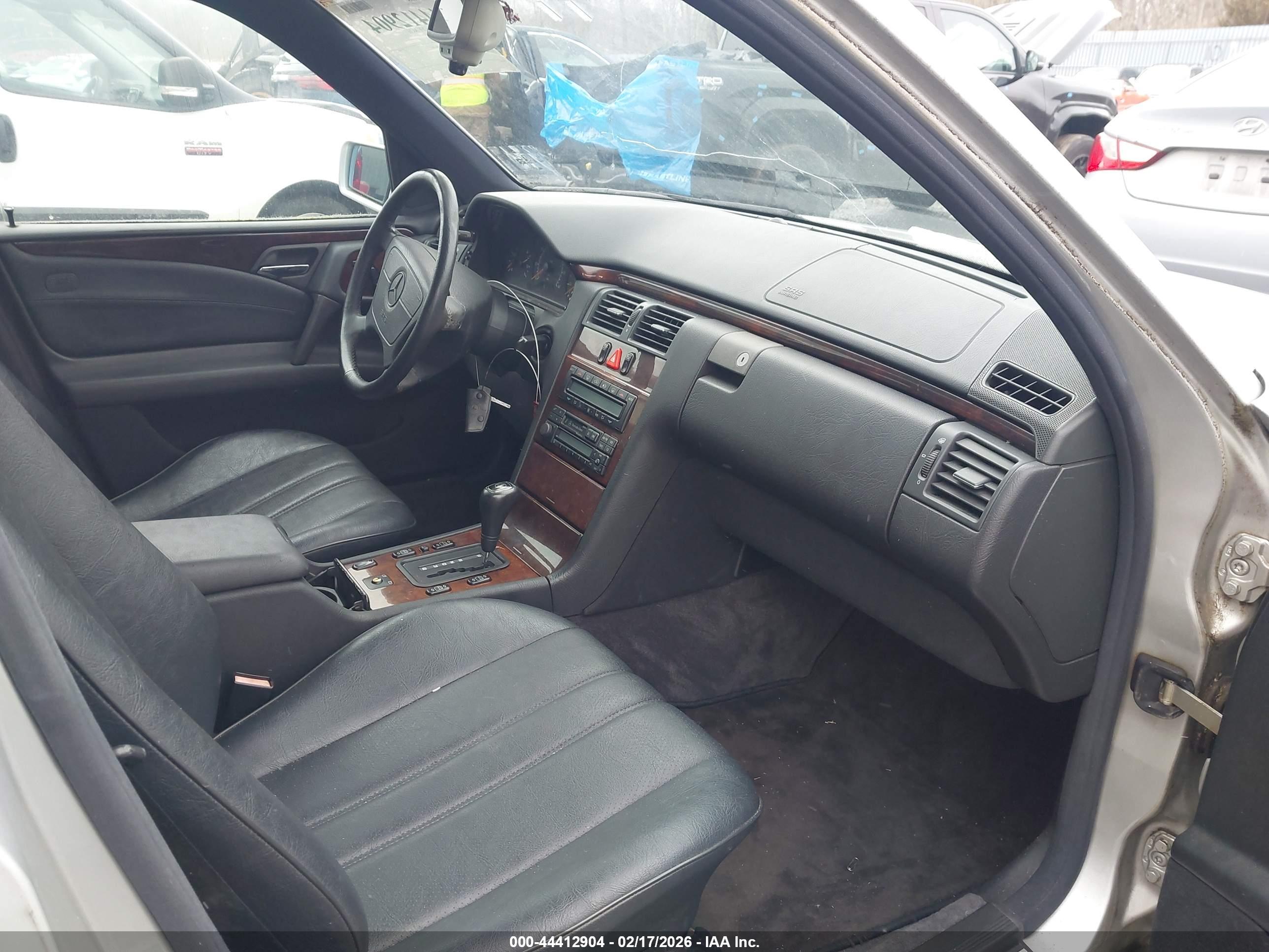 MERCEDES-BENZ E image 5