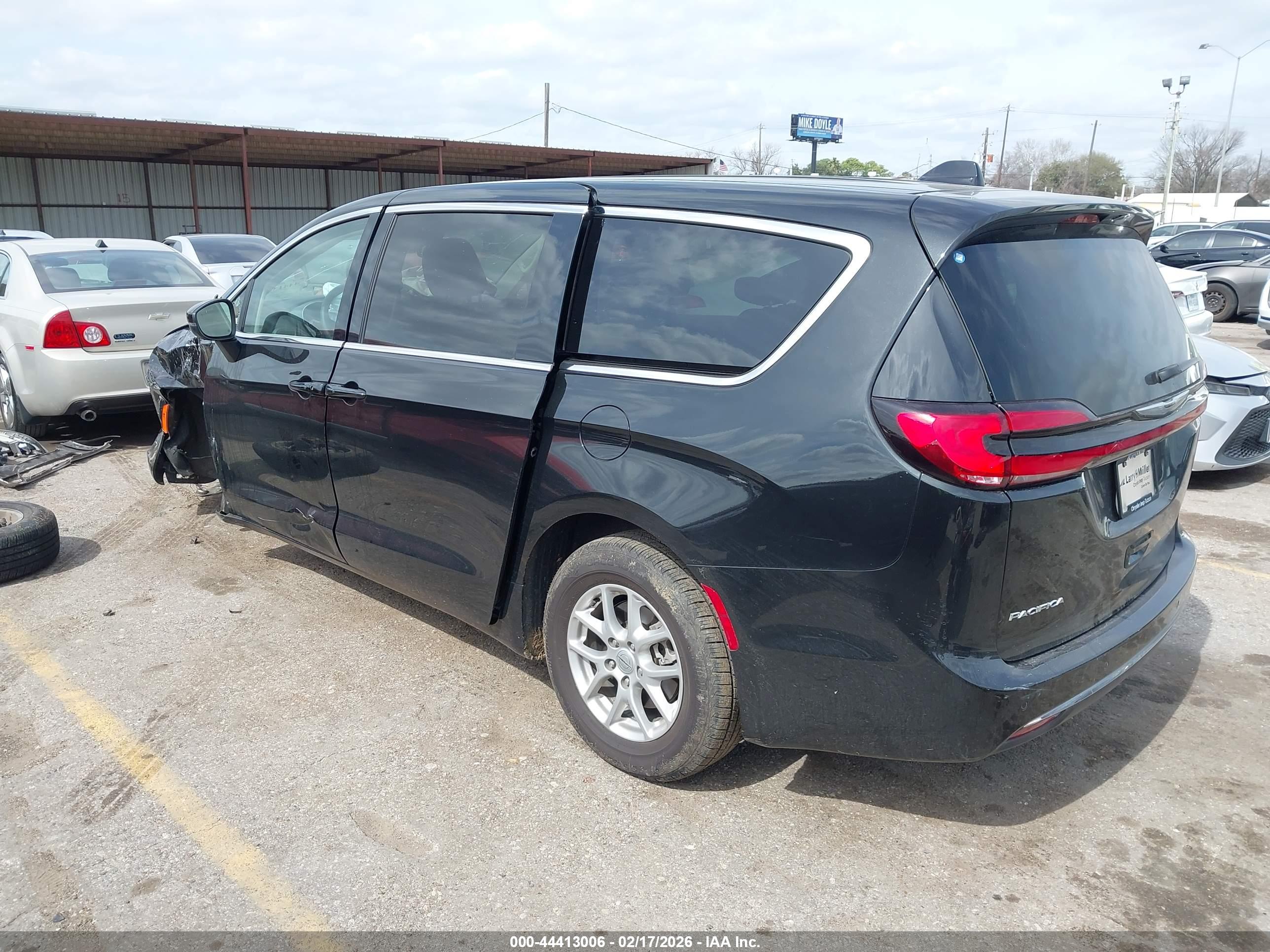 CHRYSLER PACIFICA image 3