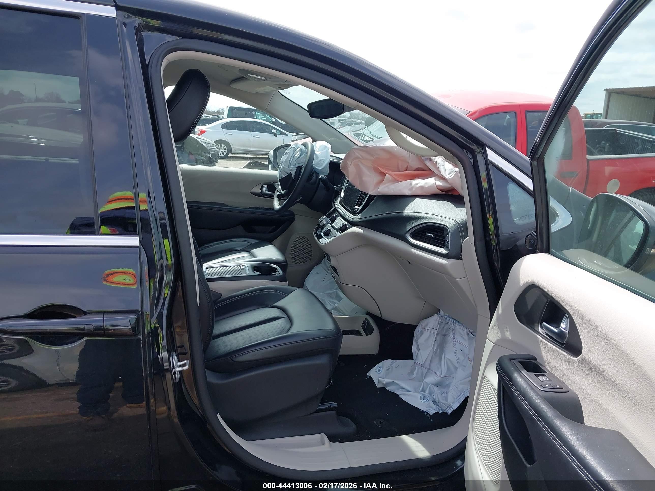 CHRYSLER PACIFICA image 5
